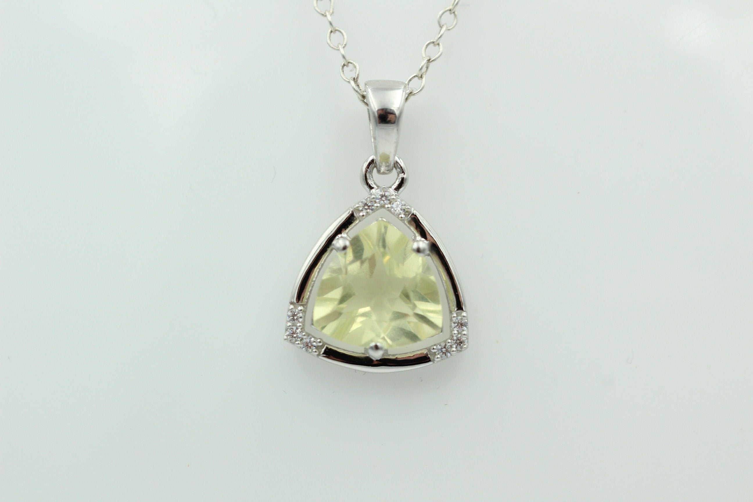 2,28 Carat Limonenquarz Anhänger grüner Lemonquarz mit Zirkonia 925 Silber Kette