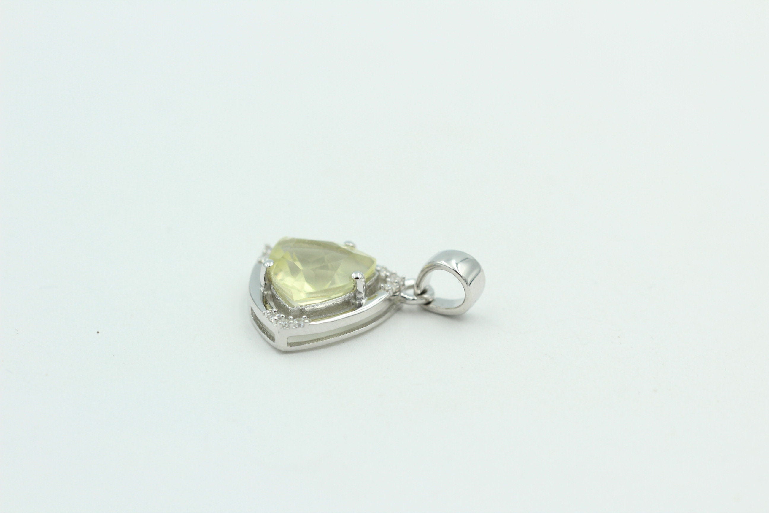 2,28 Carat Limonenquarz Anhänger grüner Lemonquarz mit Zirkonia 925 Silber Kette
