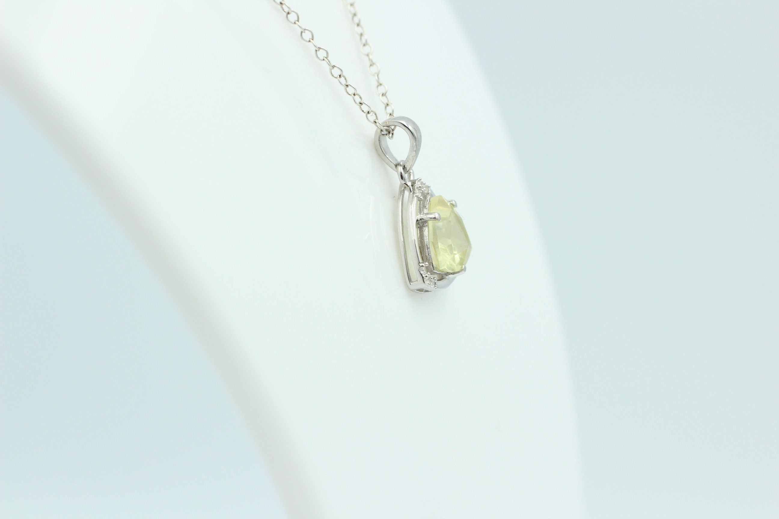 2,28 Carat Limonenquarz Anhänger grüner Lemonquarz mit Zirkonia 925 Silber Kette