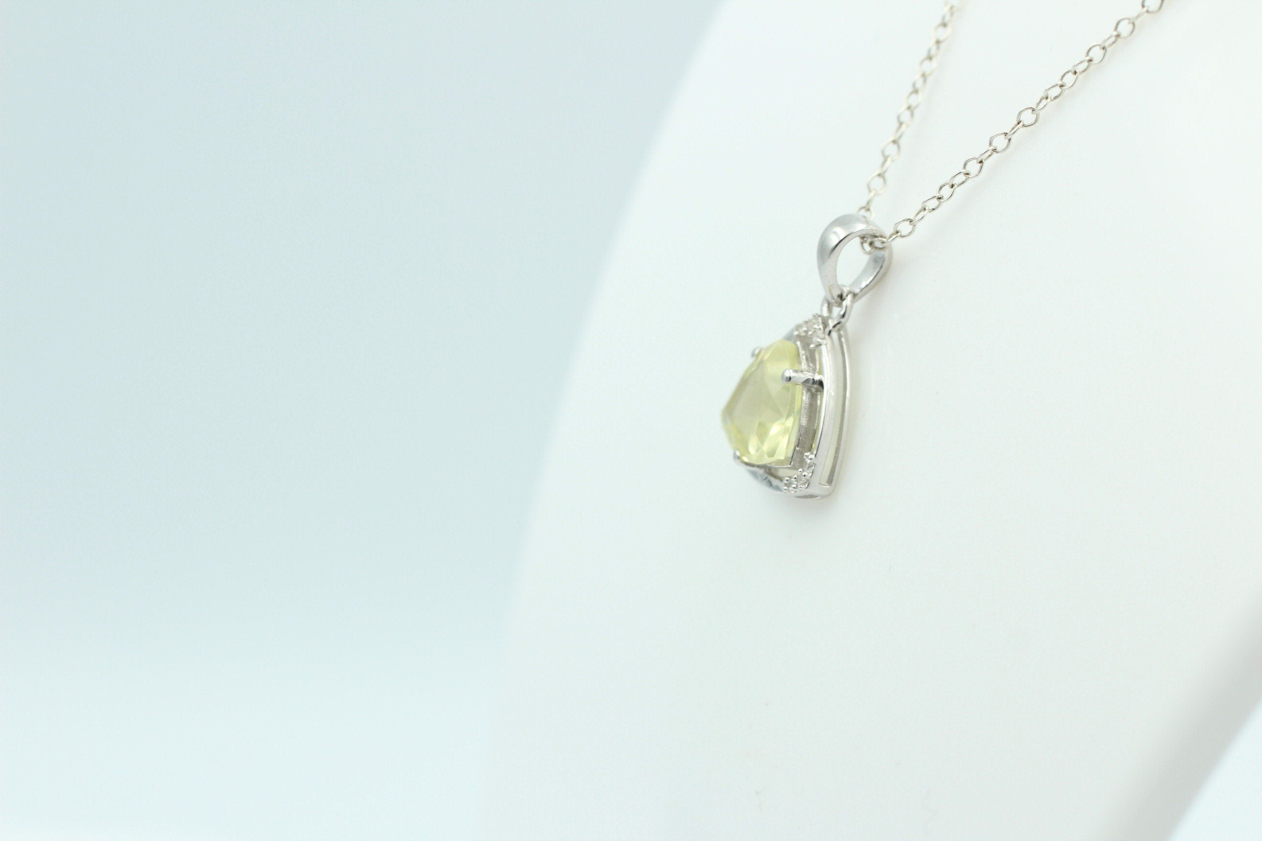 2,28 Carat Limonenquarz Anhänger grüner Lemonquarz mit Zirkonia 925 Silber Kette