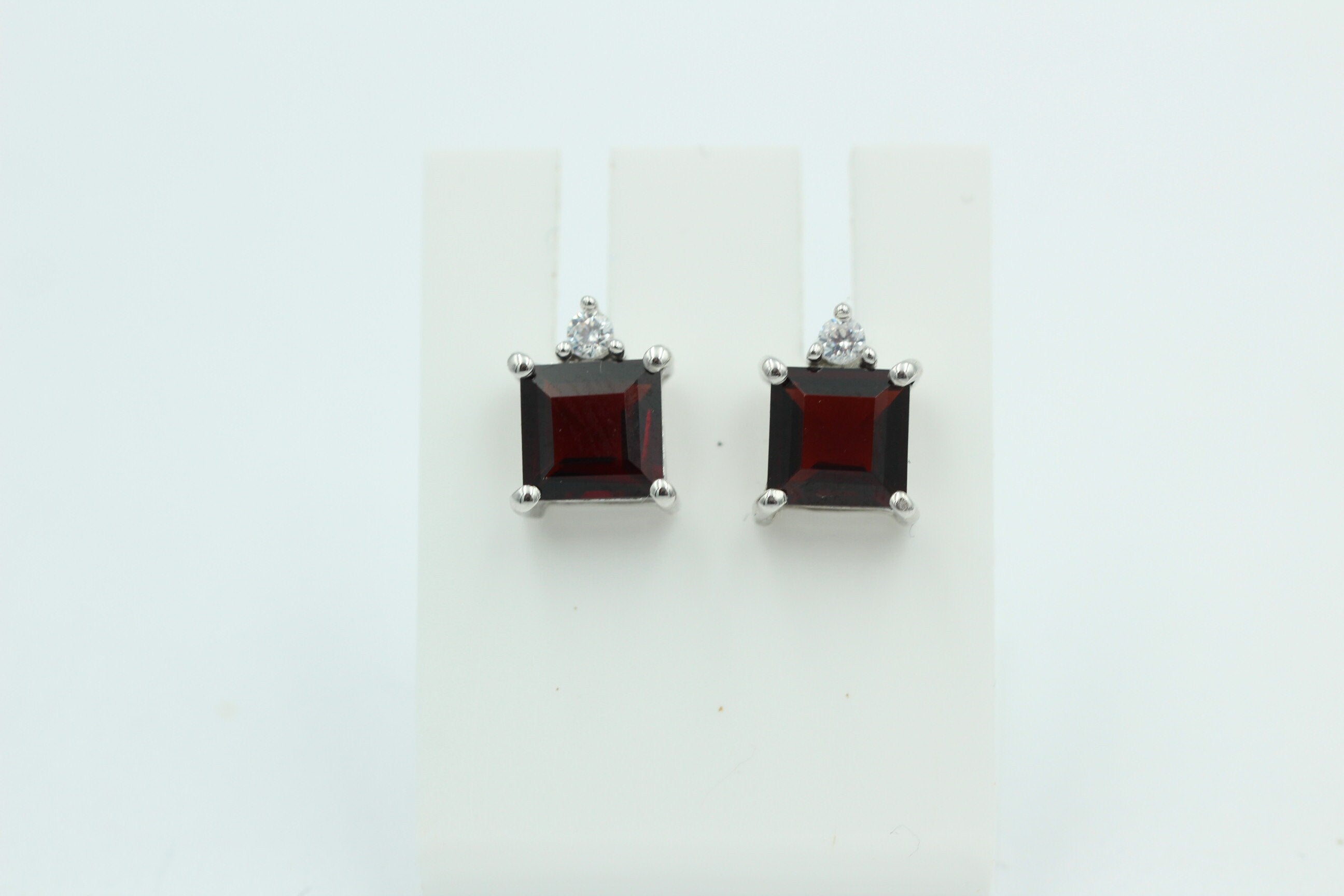 Edle 2,2 Carat Granat Ohrstecker 925 Silber mit Zirkonia Top blutroter Granat