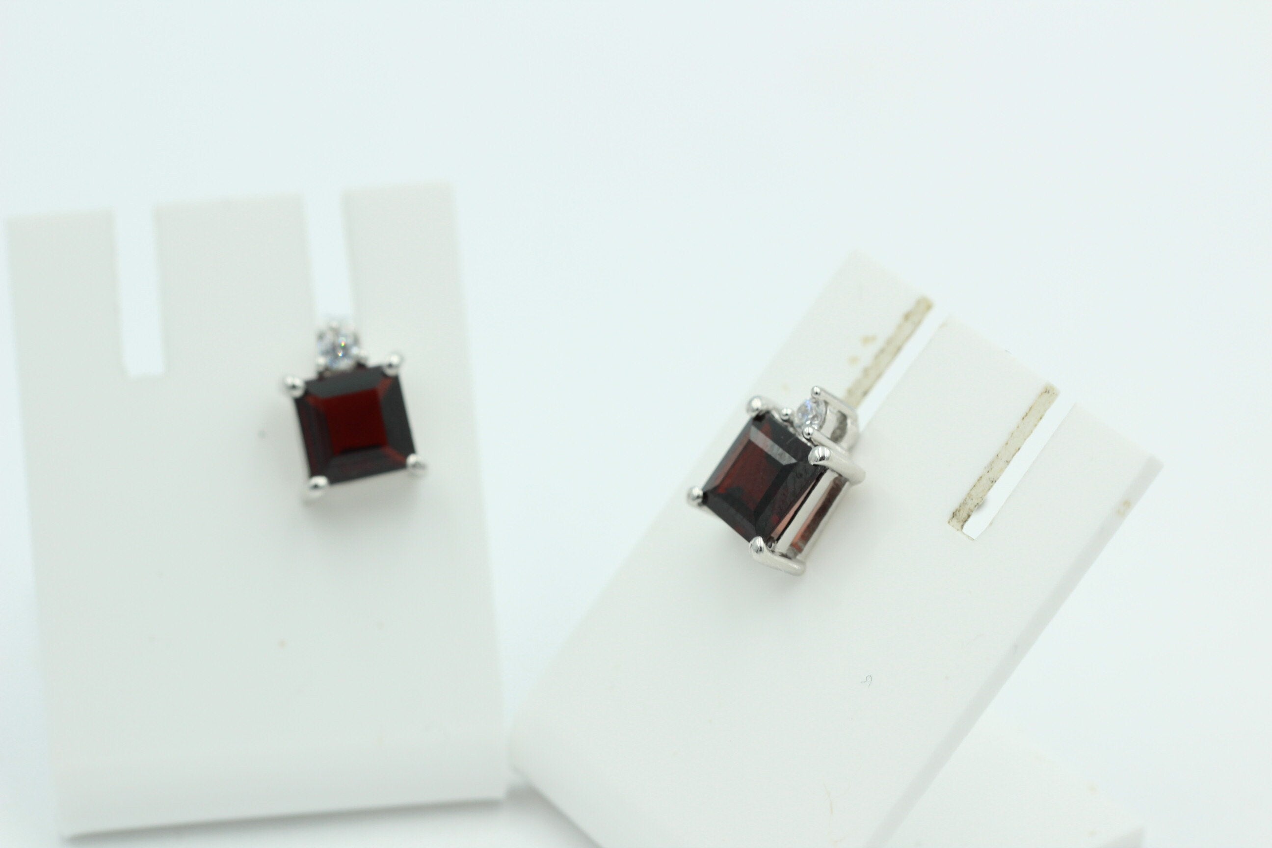 Edle 2,2 Carat Granat Ohrstecker 925 Silber mit Zirkonia Top blutroter Granat