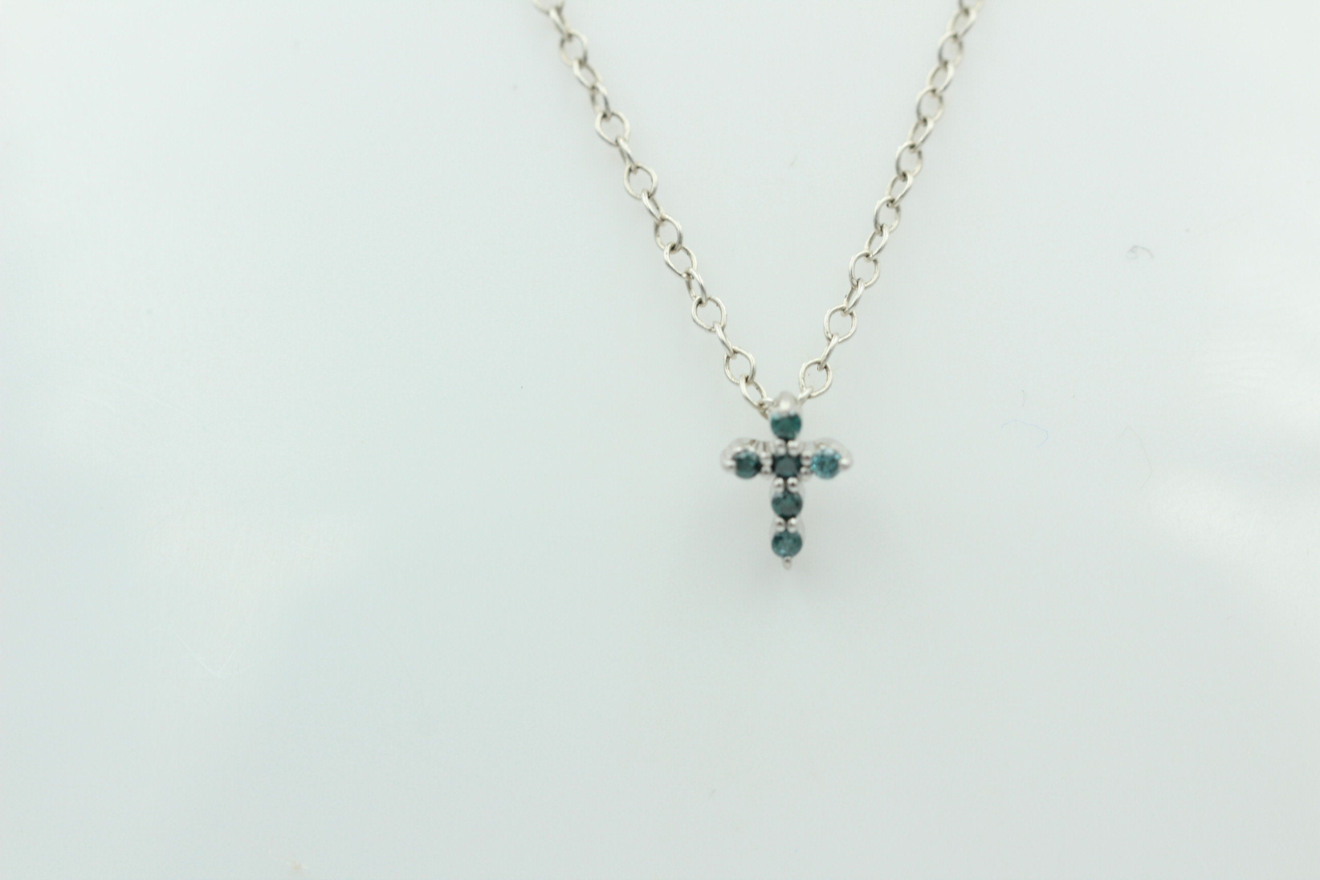 0,072 Carat blauer Diamant Kreuzanhänger 925 Silber Collier Kette I2 - I3 Top