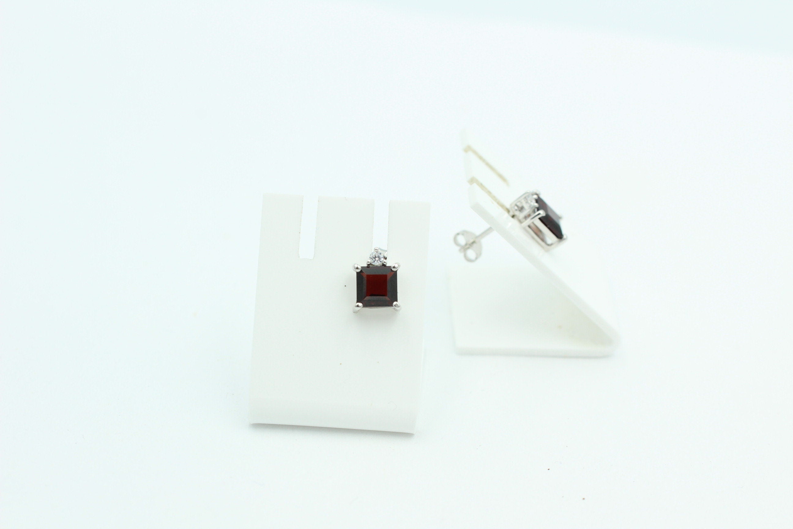 Edle 2,2 Carat Granat Ohrstecker 925 Silber mit Zirkonia Top blutroter Granat
