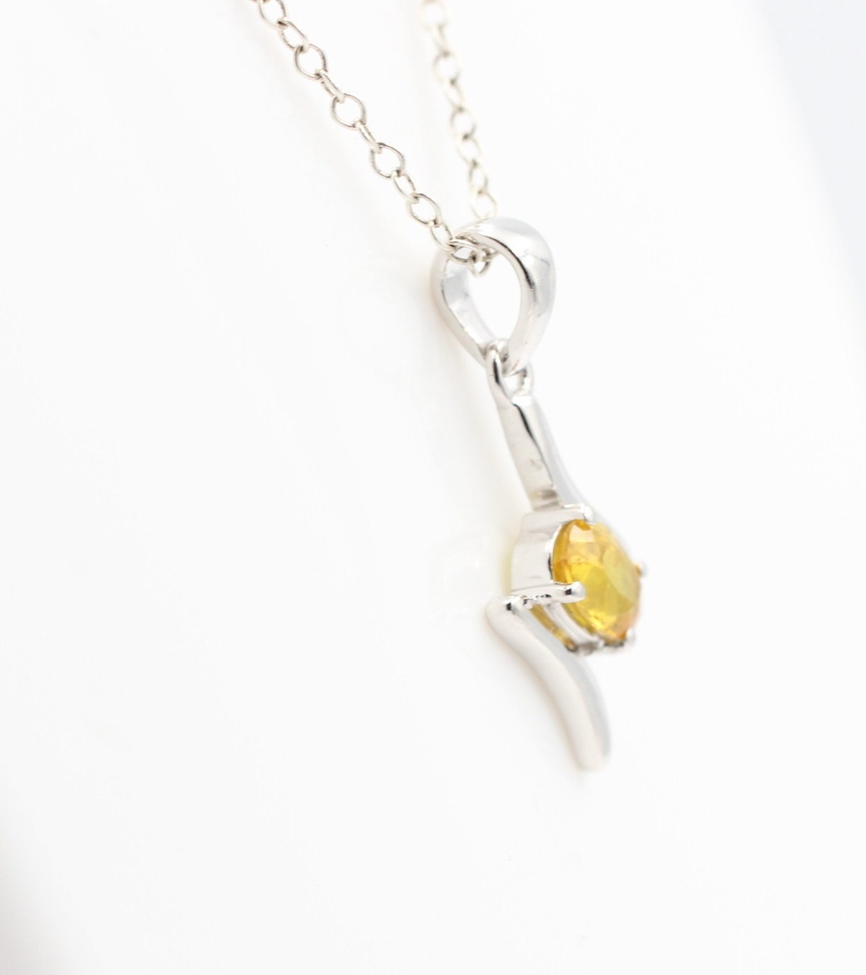 0,72 Carat gelber Saphir Anhänger 925 Silber Collier Kette  Saphiranhänger Top