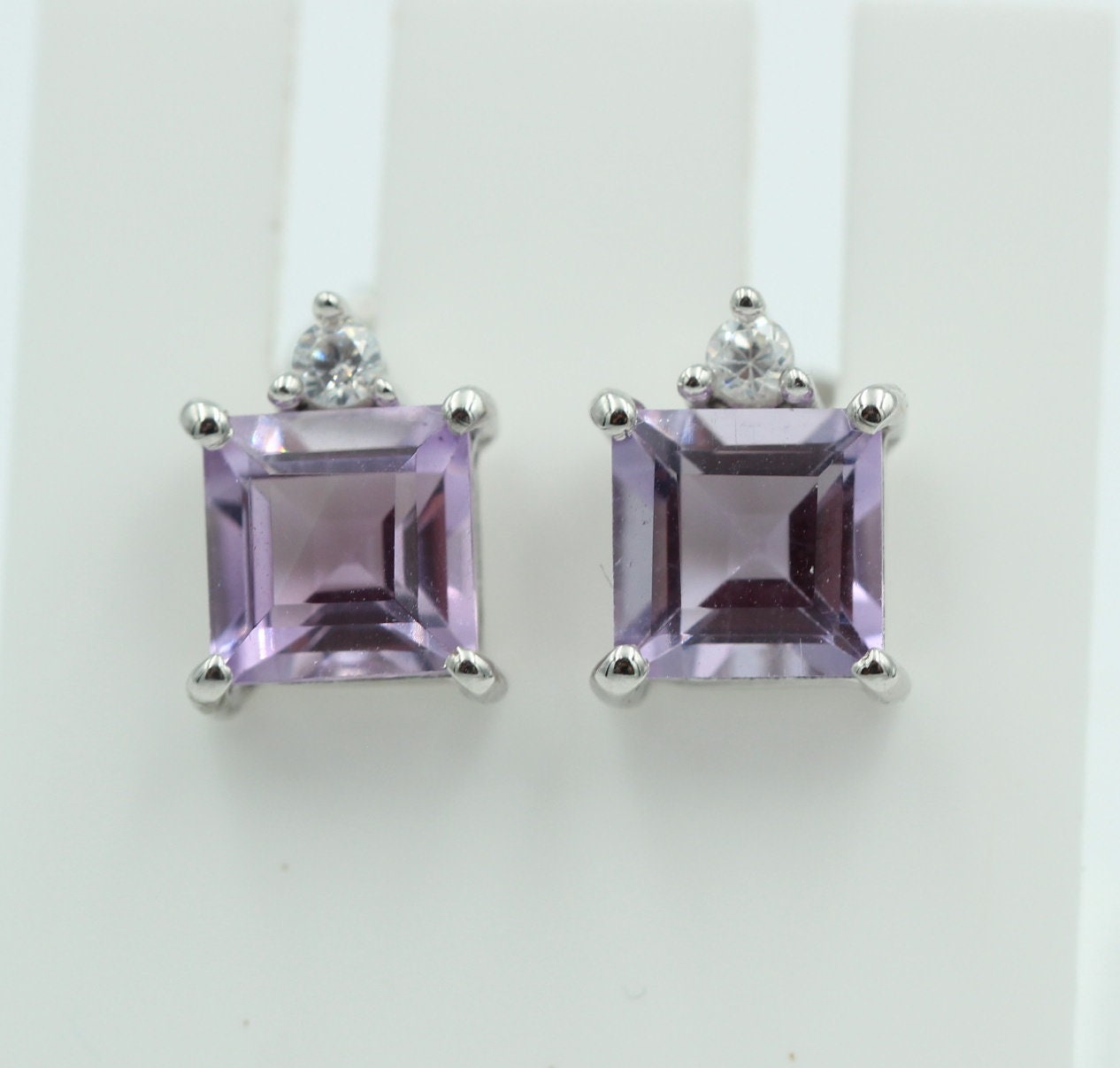 Edle 2,2 Carat Amethyst aus Brasilien Ohrstecker 925 Silber mit Zirkonia Top