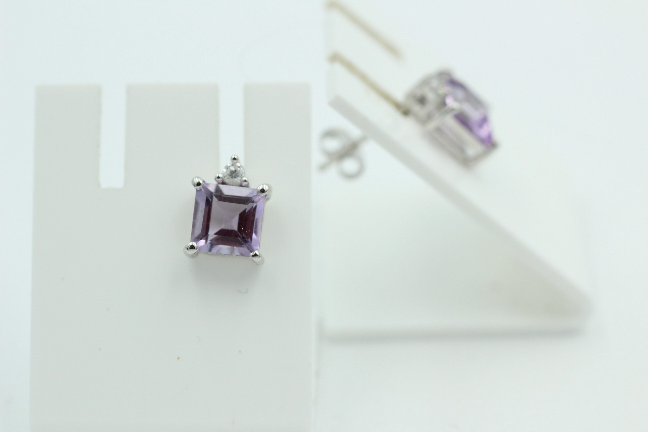 Edle 2,2 Carat Amethyst aus Brasilien Ohrstecker 925 Silber mit Zirkonia Top
