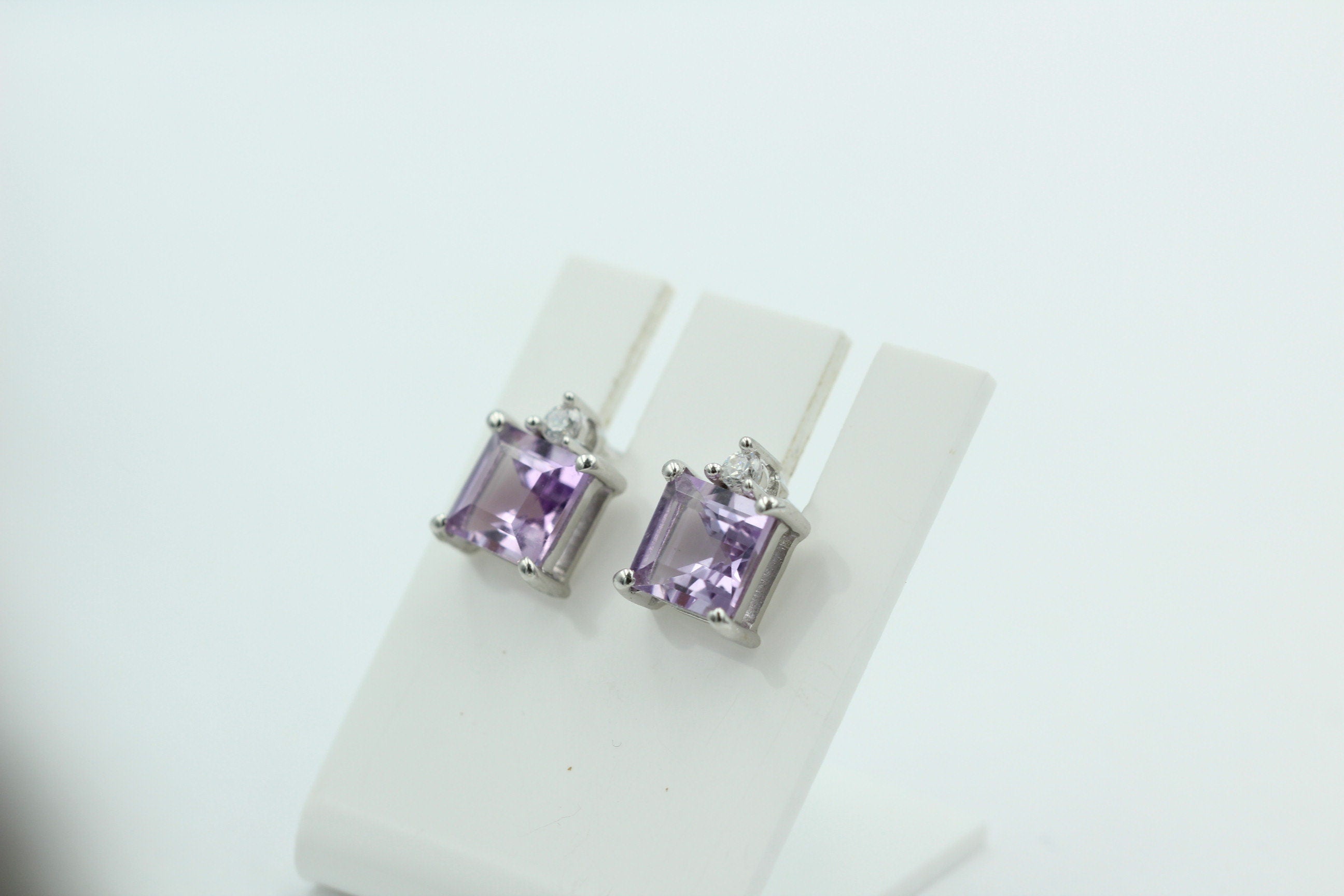 Edle 2,2 Carat Amethyst aus Brasilien Ohrstecker 925 Silber mit Zirkonia Top