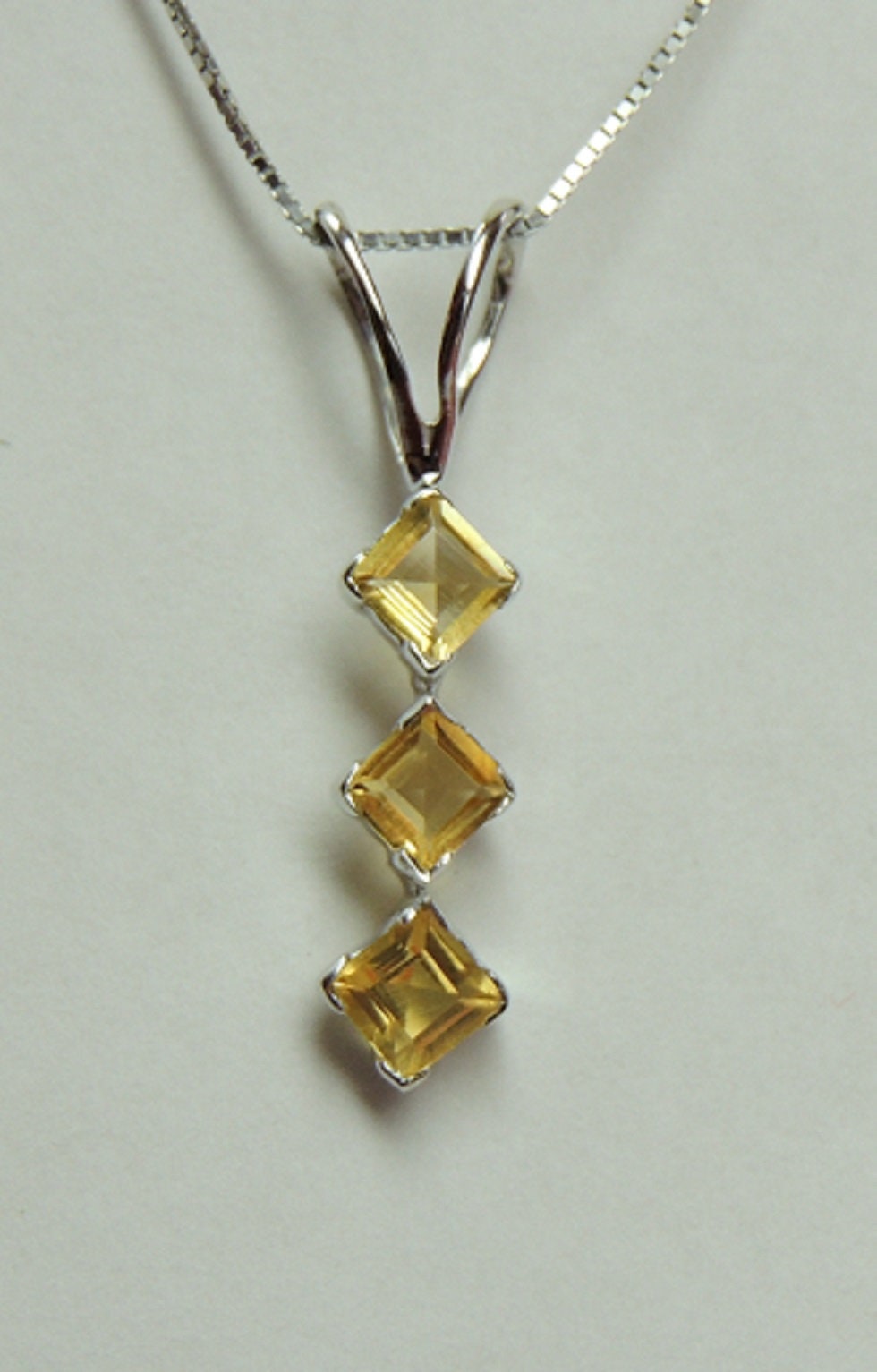 Edler 0,75 Carat goldgelber Citrin Anhanger 925 Silber Collier Kette