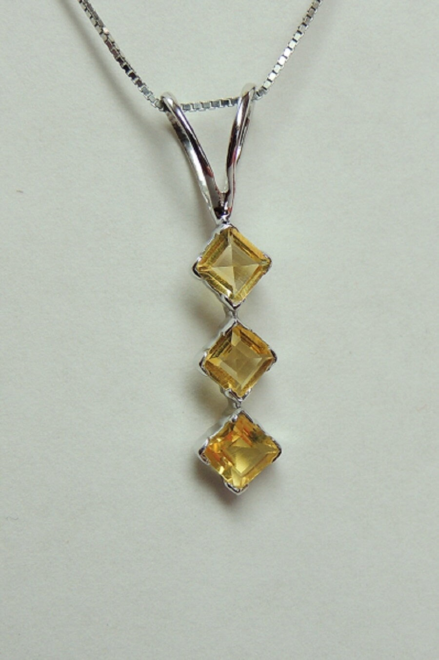 Edler 0,75 Carat goldgelber Citrin Anhanger 925 Silber Collier Kette