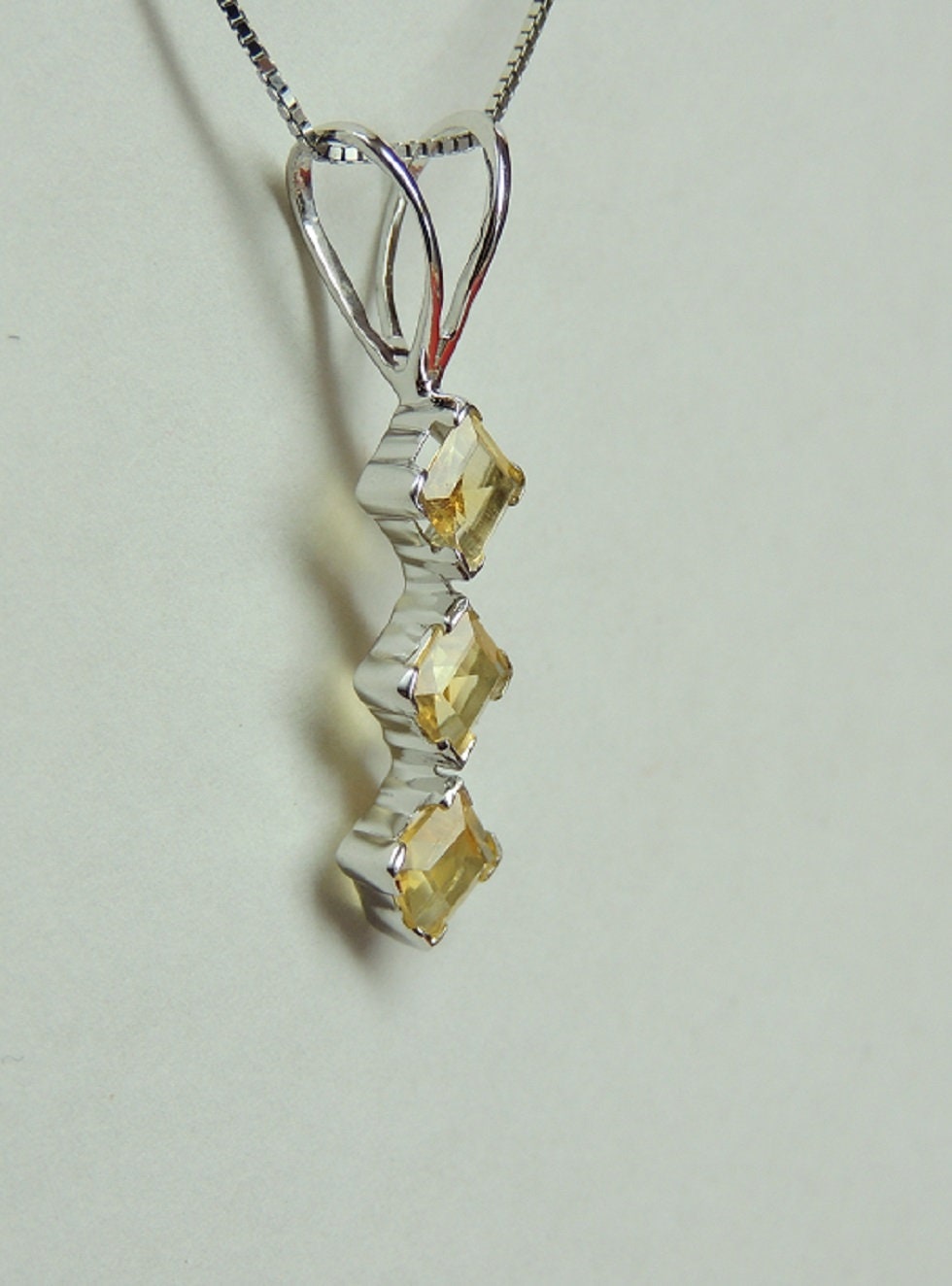 Edler 0,75 Carat goldgelber Citrin Anhanger 925 Silber Collier Kette