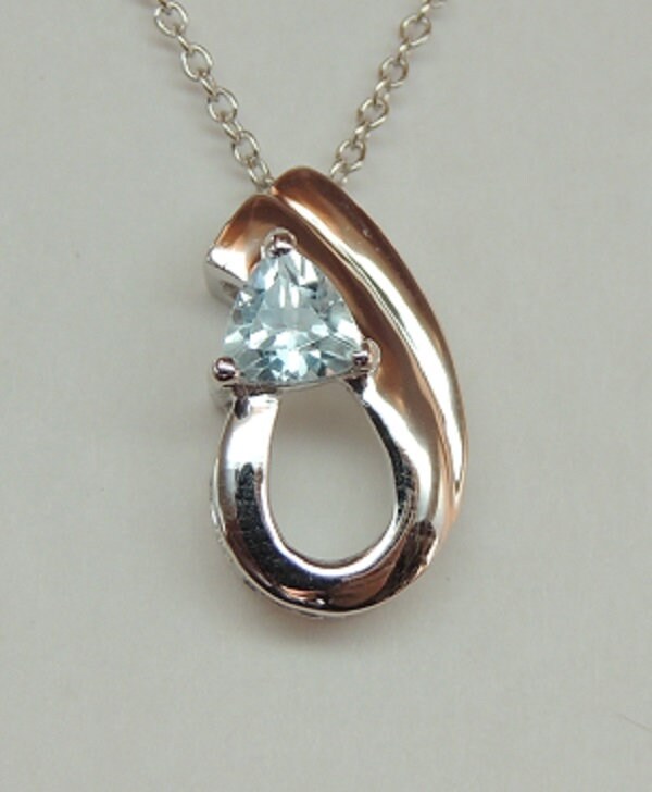 Echter Blautopas Anhänger Silber 925 Hellblaues Collier-Element, 0,50 ct Edelstein Unikat, Moderner Kettenanhänger Sky Blue Topaz Hochwertig