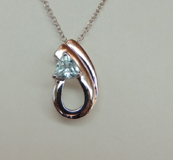 Echter Blautopas Anhänger Silber 925 Hellblaues Collier-Element, 0,50 ct Edelstein Unikat, Moderner Kettenanhänger Sky Blue Topaz Hochwertig