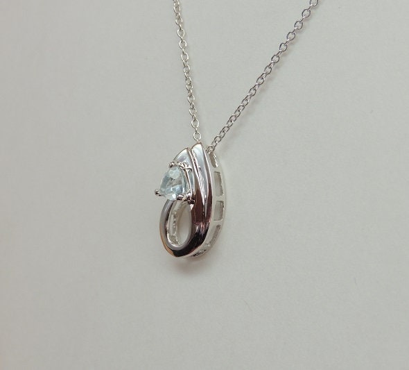 Echter Blautopas Anhänger Silber 925 Hellblaues Collier-Element, 0,50 ct Edelstein Unikat, Moderner Kettenanhänger Sky Blue Topaz Hochwertig