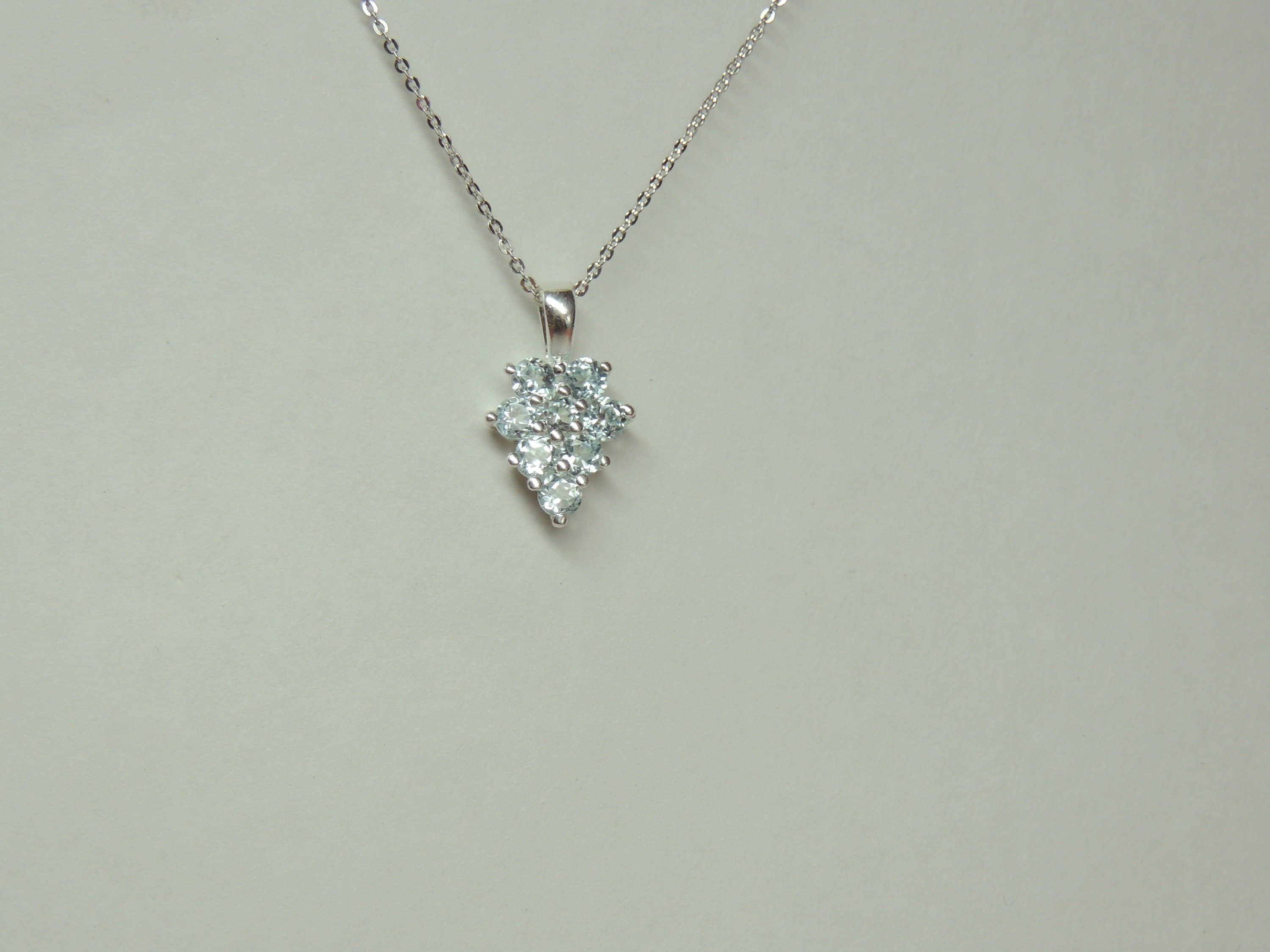 edler 0,8 Carat Blautopas Anhanger Traube 925 Silber sky blue Topas Collier Kette