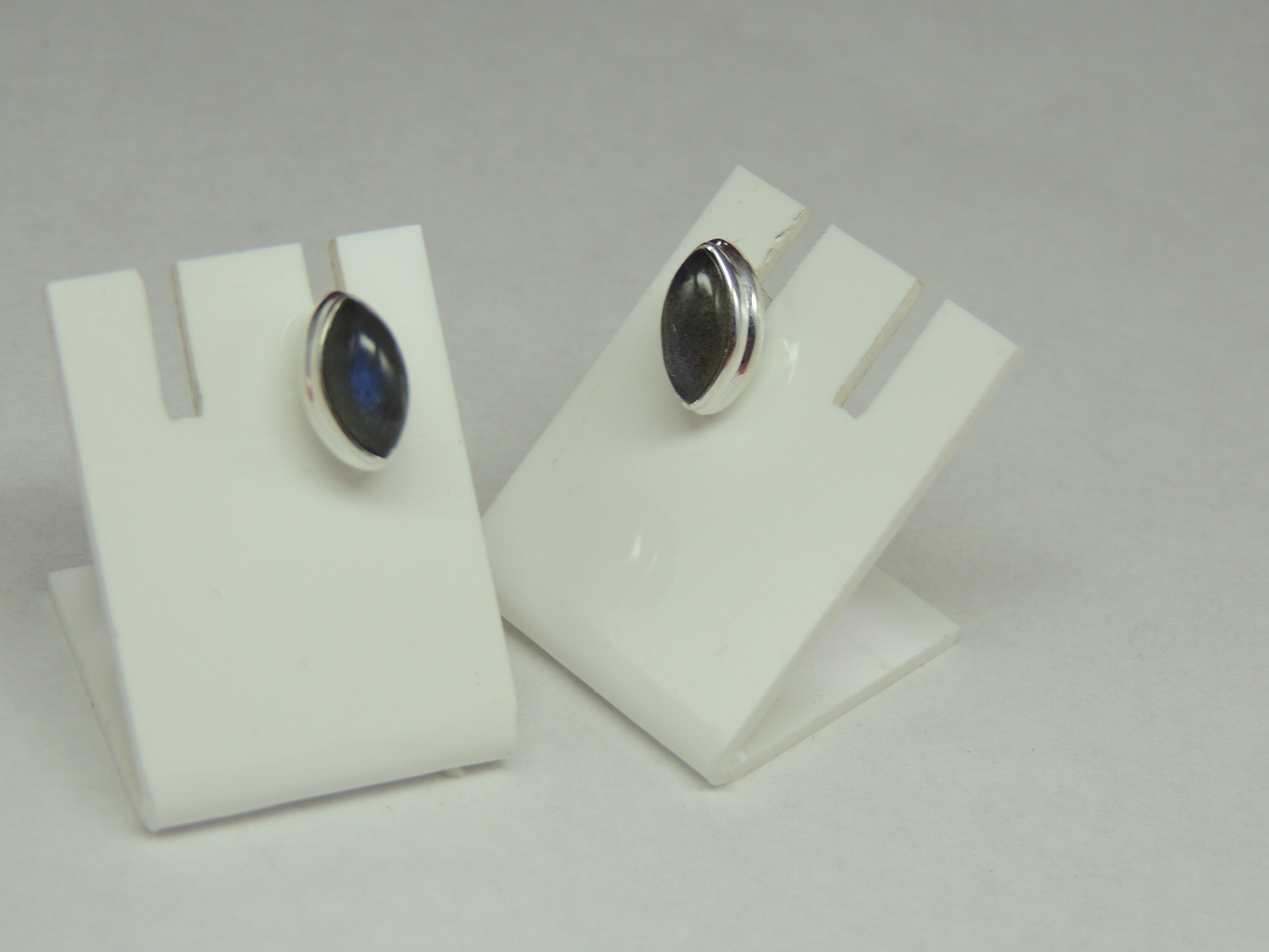 Edle 1.9 Carat Cabochon Labradorit Ohrstecker 925 Silber Unisex irrisierender Edelstein