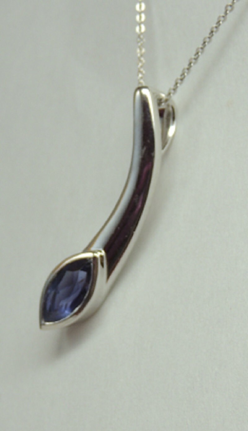 Edler 0,90 Carat Iolith Anhanger Collier Kette 925 Silber Wassersaphir Luchssaphir