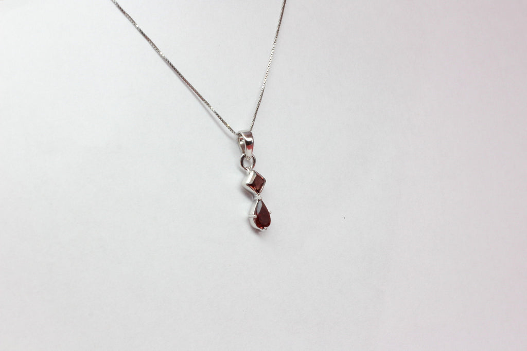 Edler 1,2 Carat blutroter Granat Anhänger 925 Silber  ein Traum