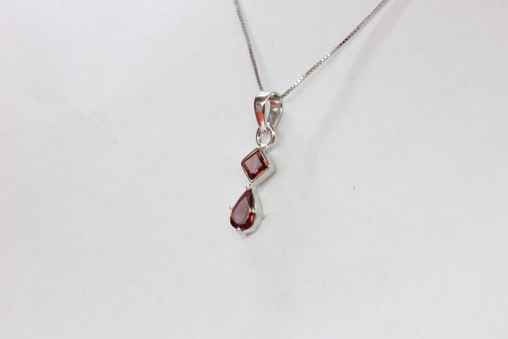 Edler 1,2 Carat blutroter Granat Anhänger 925 Silber  ein Traum
