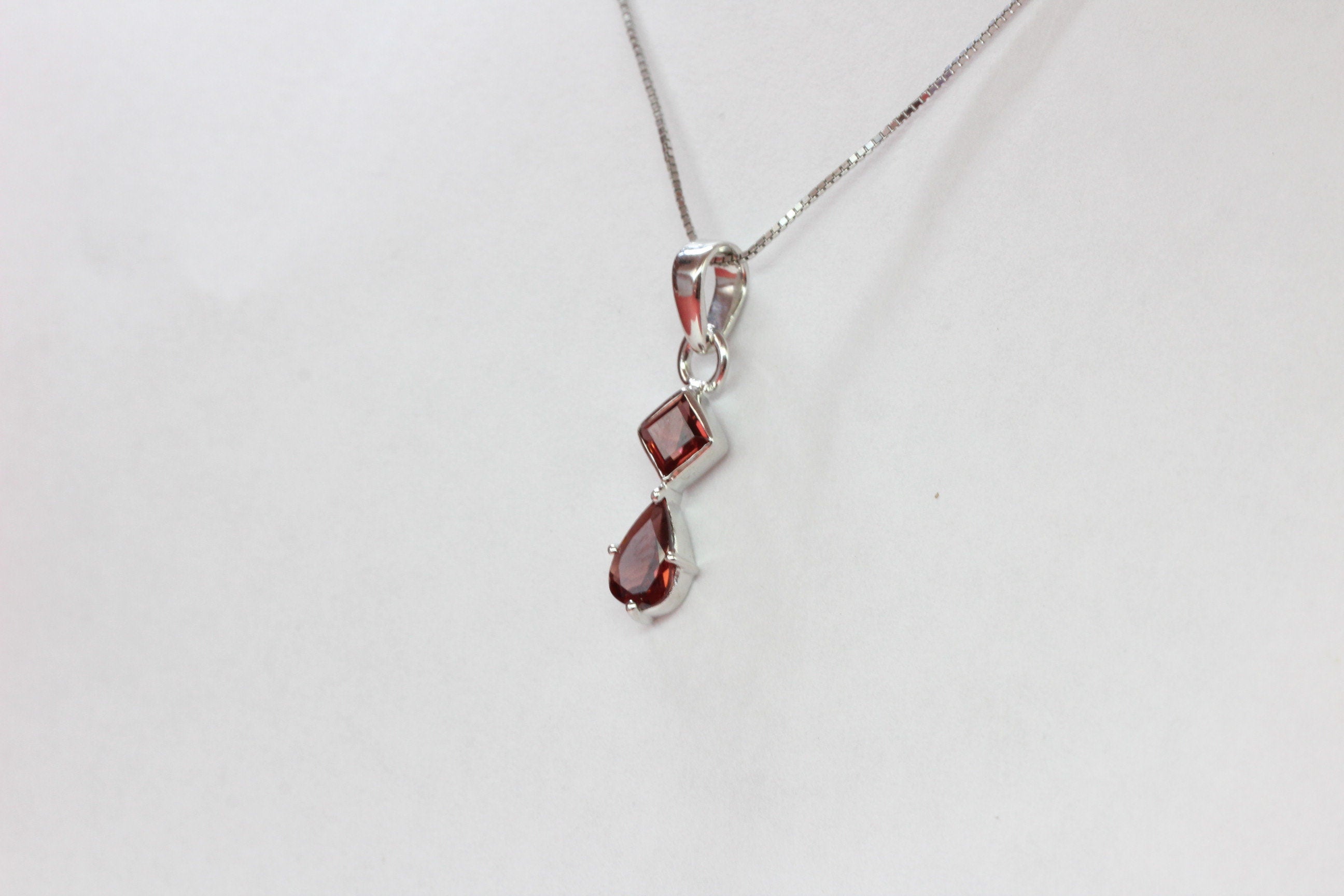 Edler 1,2 Carat blutroter Granat Anhänger 925 Silber  ein Traum