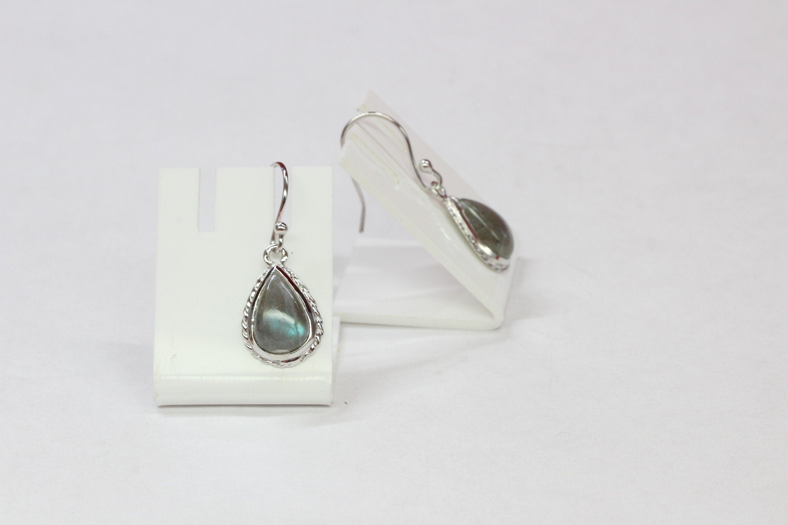 Edle irrisierende 4,2 Carat Labradorit Ohrhanger Pearschliff 925 Silber Edelstein