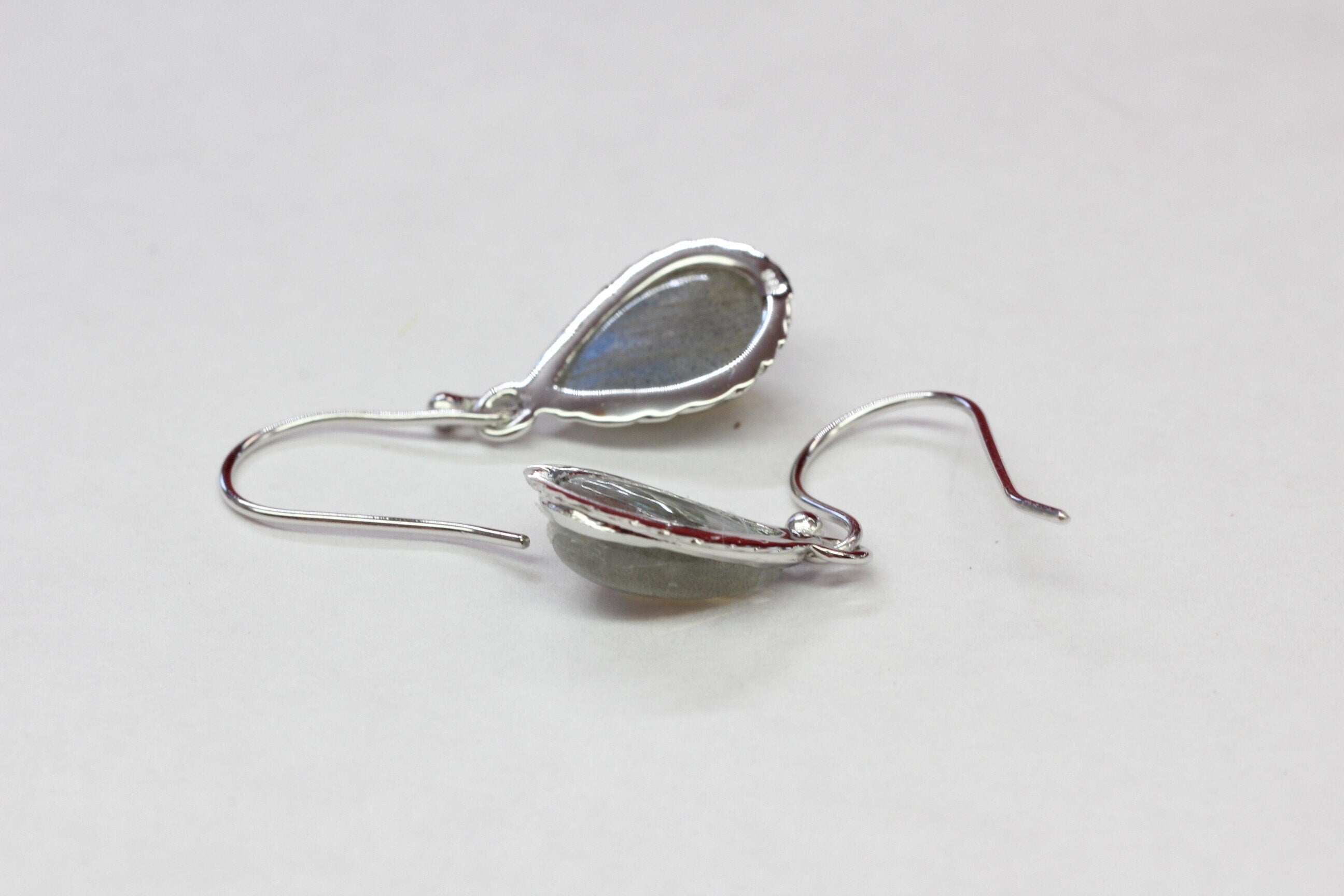 Edle irrisierende 4,2 Carat Labradorit Ohrhanger Pearschliff 925 Silber Edelstein