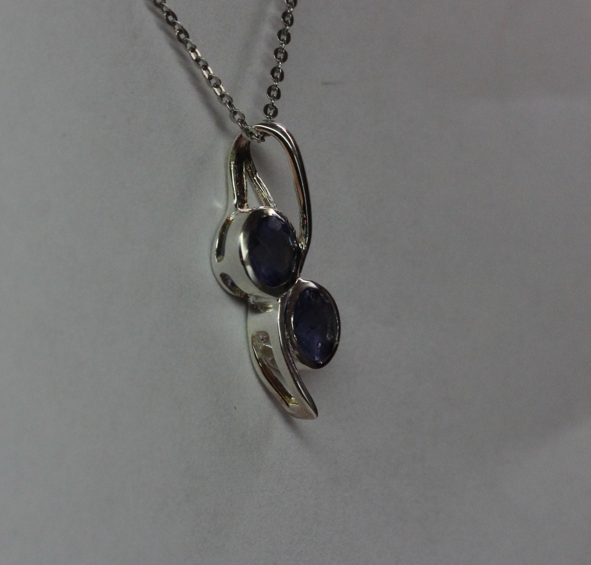 Edler 1,4 Carat Iolith Anhänger Collier Kette 925 Silber Wassersaphir Luchssaphir