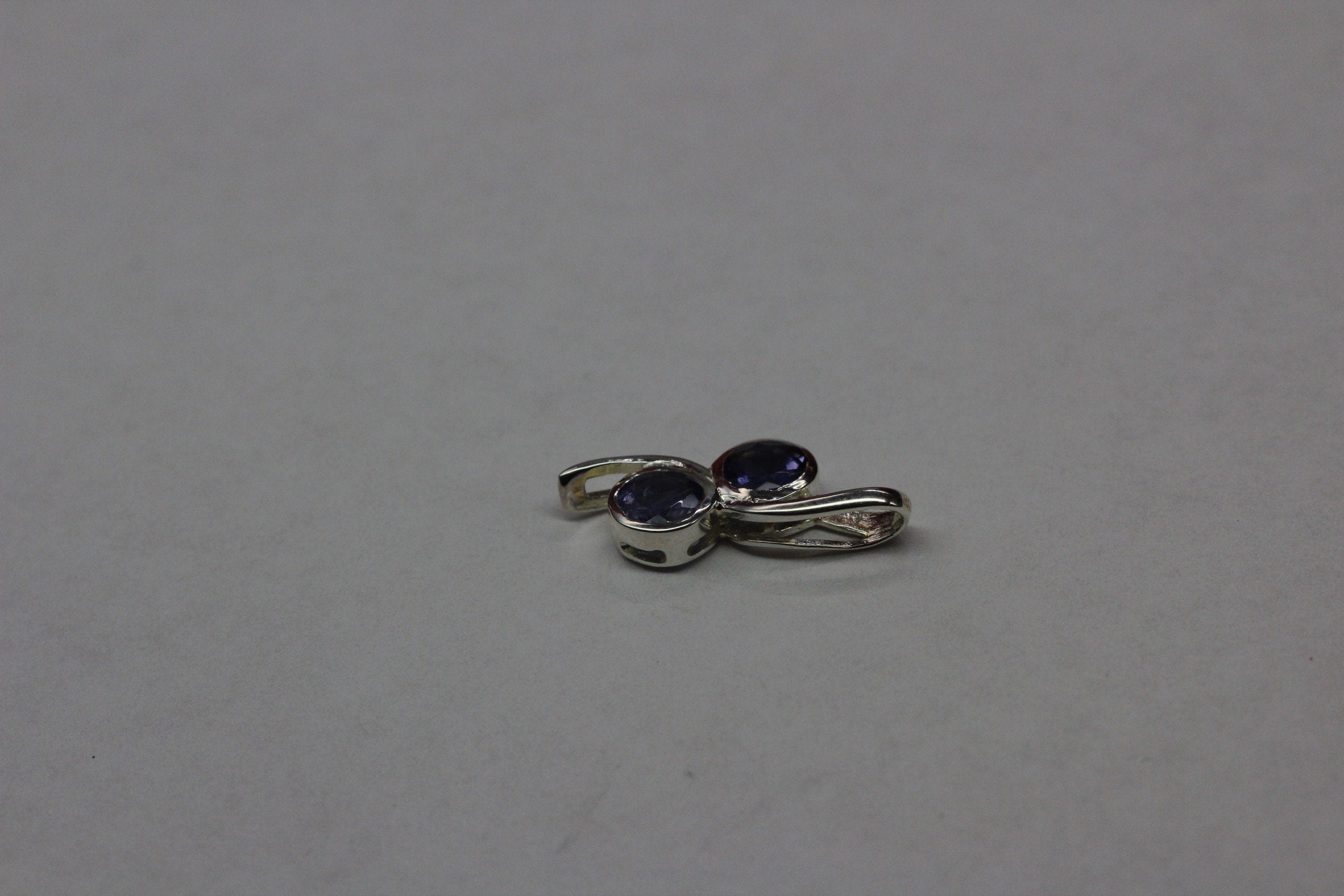 Edler 1,4 Carat Iolith Anhänger Collier Kette 925 Silber Wassersaphir Luchssaphir