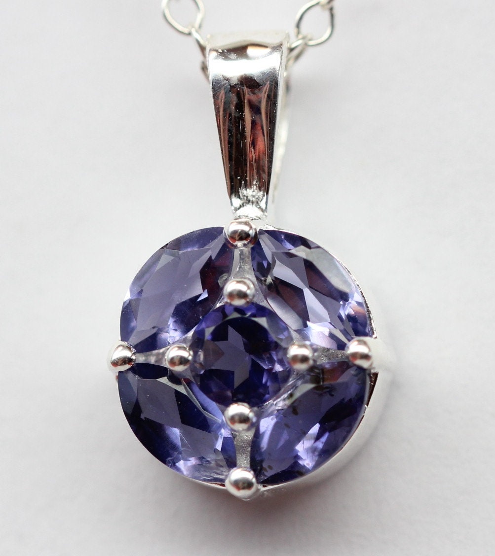 Edler 0,85 Carat Iolith Anhanger 925 Silber Collier Kette Wassersaphir Luchssaphir