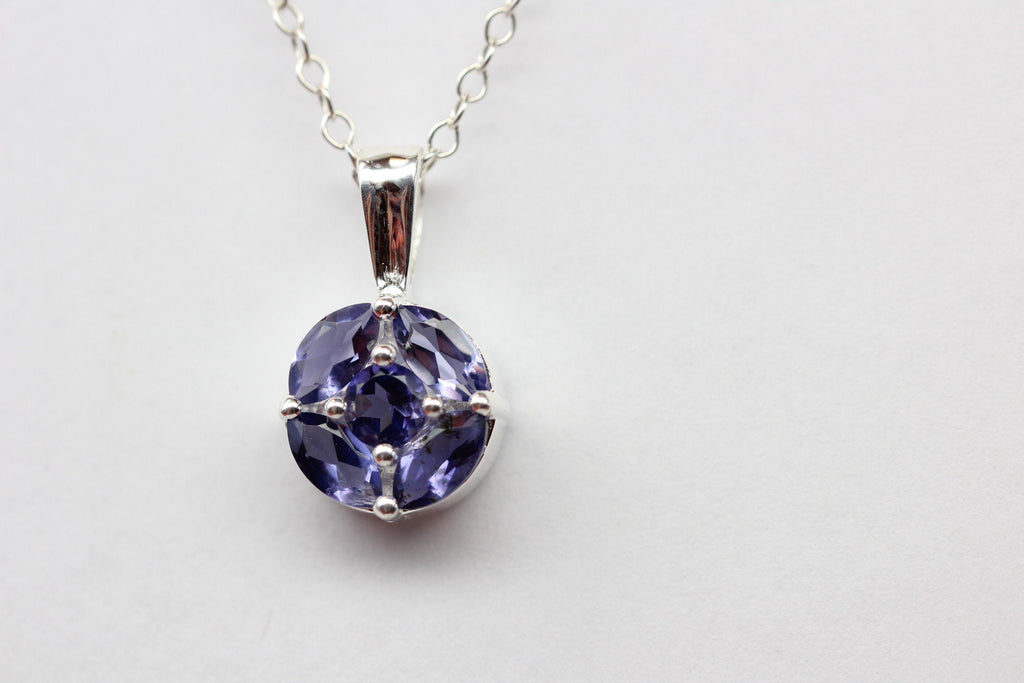Edler 0,85 Carat Iolith Anhanger 925 Silber Collier Kette Wassersaphir Luchssaphir