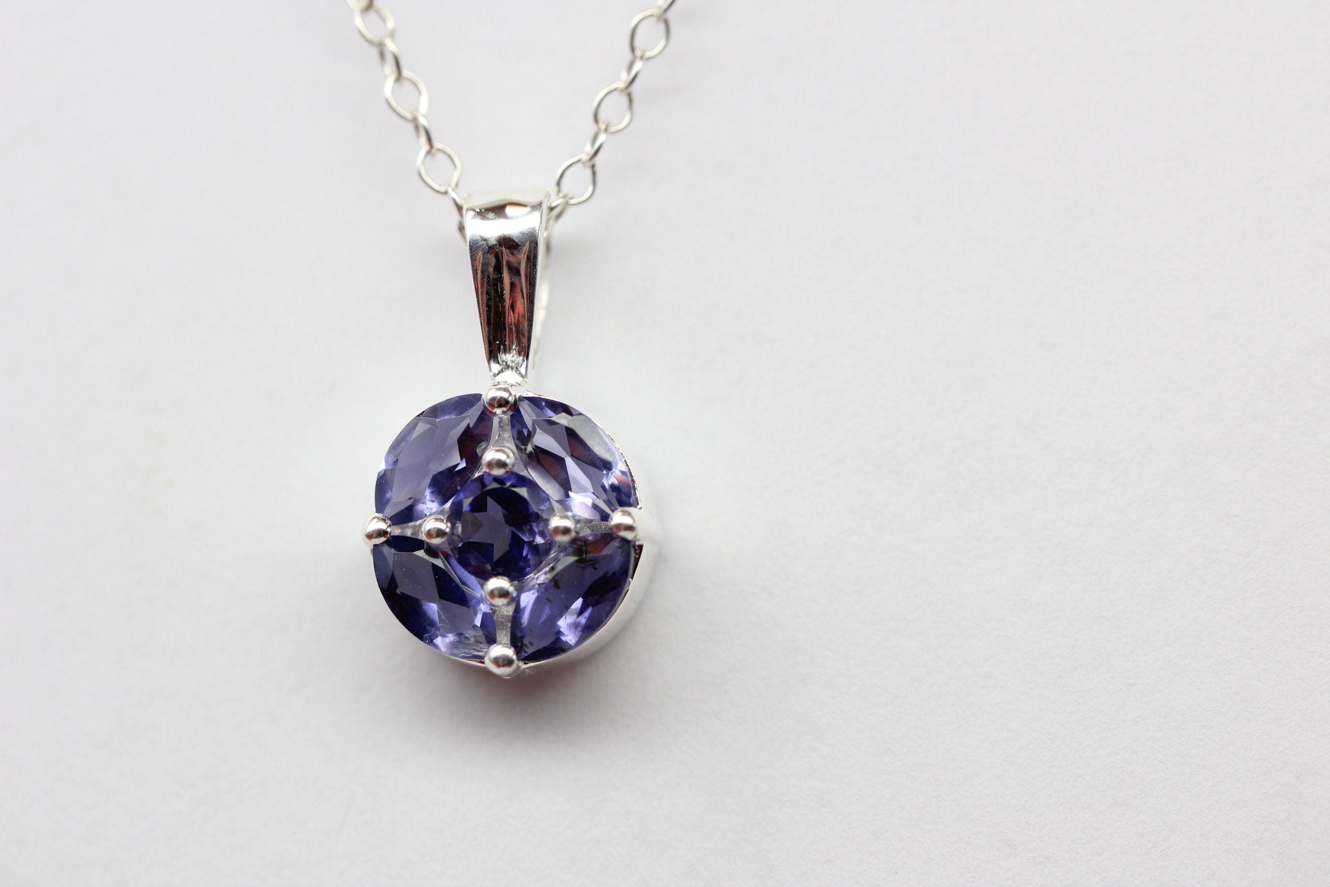 Edler 0,85 Carat Iolith Anhanger 925 Silber Collier Kette Wassersaphir Luchssaphir
