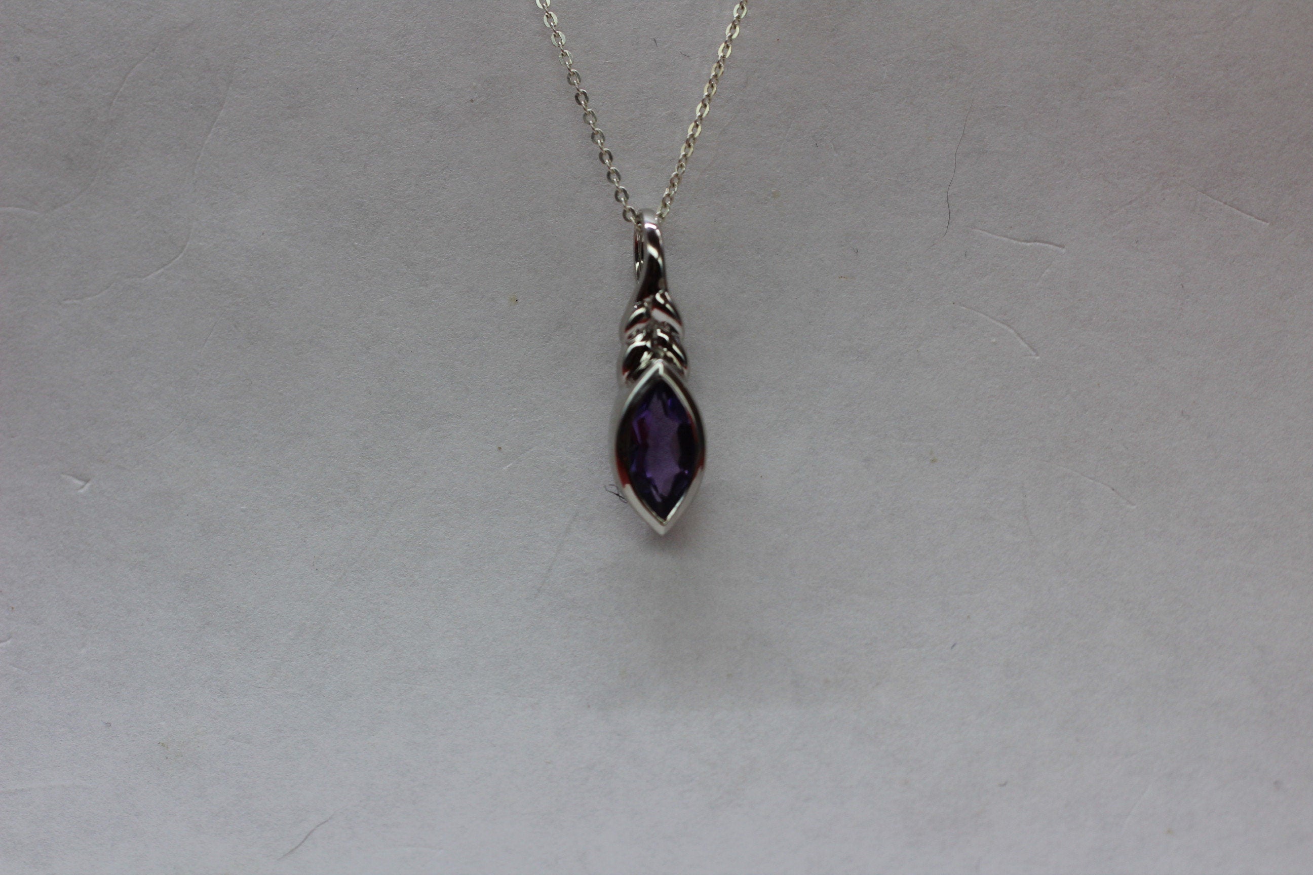 Edler 0,94 Carat Amethyst Anhanger 925 Silber Collier Kette violetter Edelstein