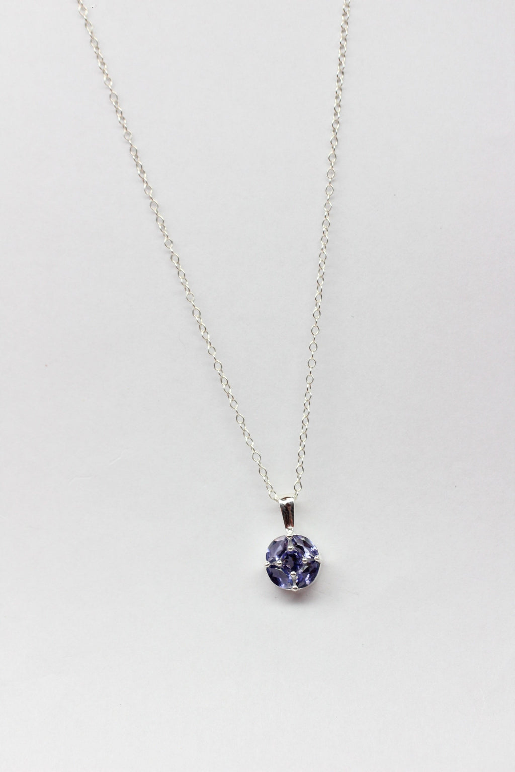 Edler 0,85 Carat Iolith Anhanger 925 Silber Collier Kette Wassersaphir Luchssaphir