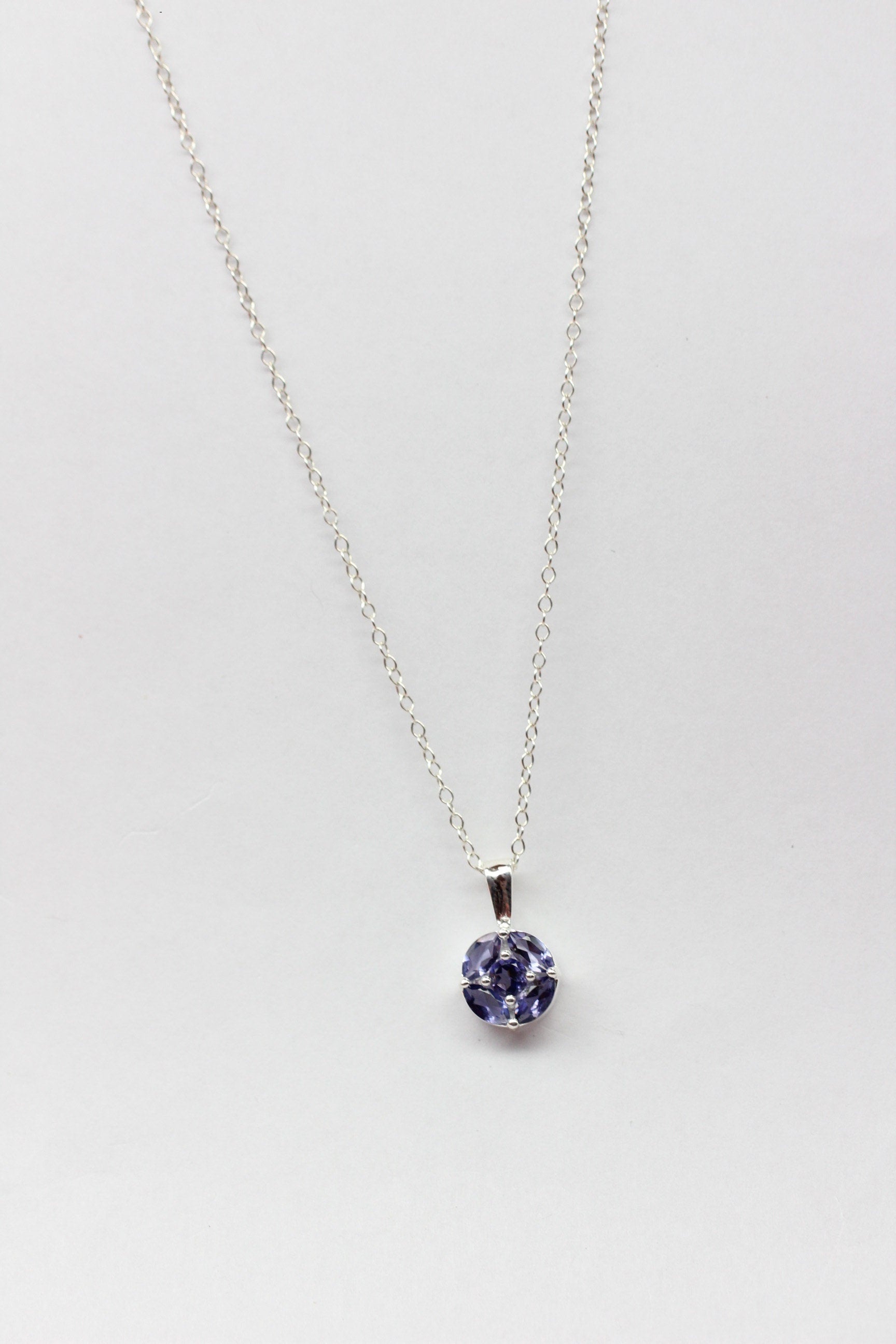 Edler 0,85 Carat Iolith Anhanger 925 Silber Collier Kette Wassersaphir Luchssaphir