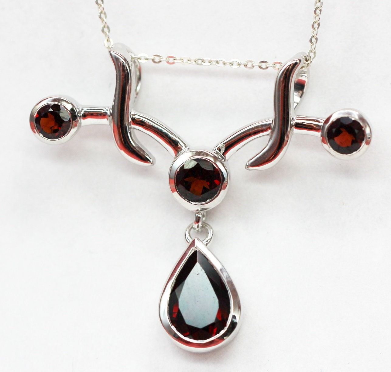 Edler 2,8 Carat blutroter Granatanhanger 925 Silber Collier Kette Silbercollier