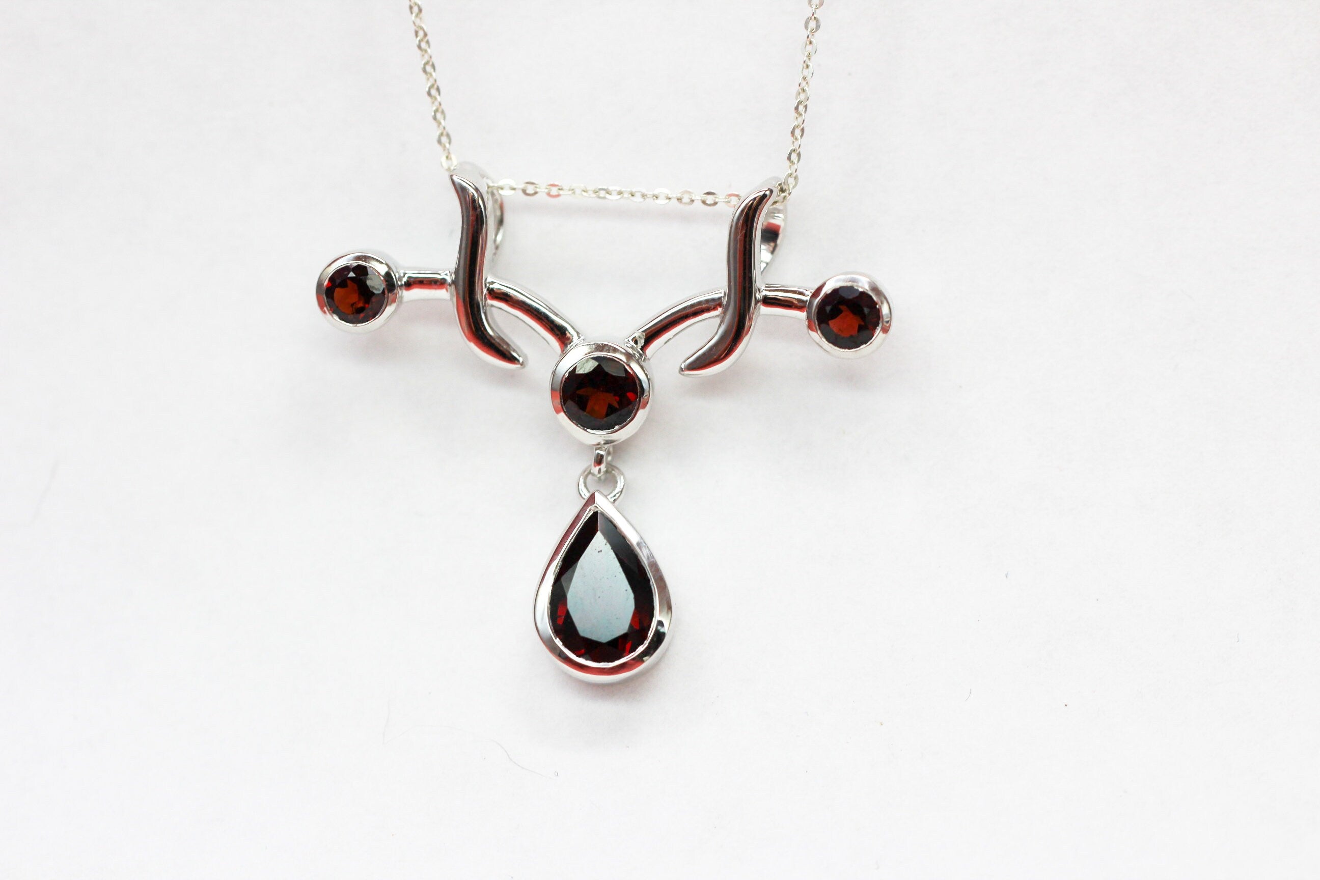 Edler 2,8 Carat blutroter Granatanhanger 925 Silber Collier Kette Silbercollier