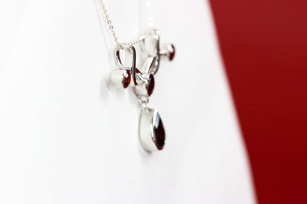 Edler 2,8 Carat blutroter Granatanhanger 925 Silber Collier Kette Silbercollier