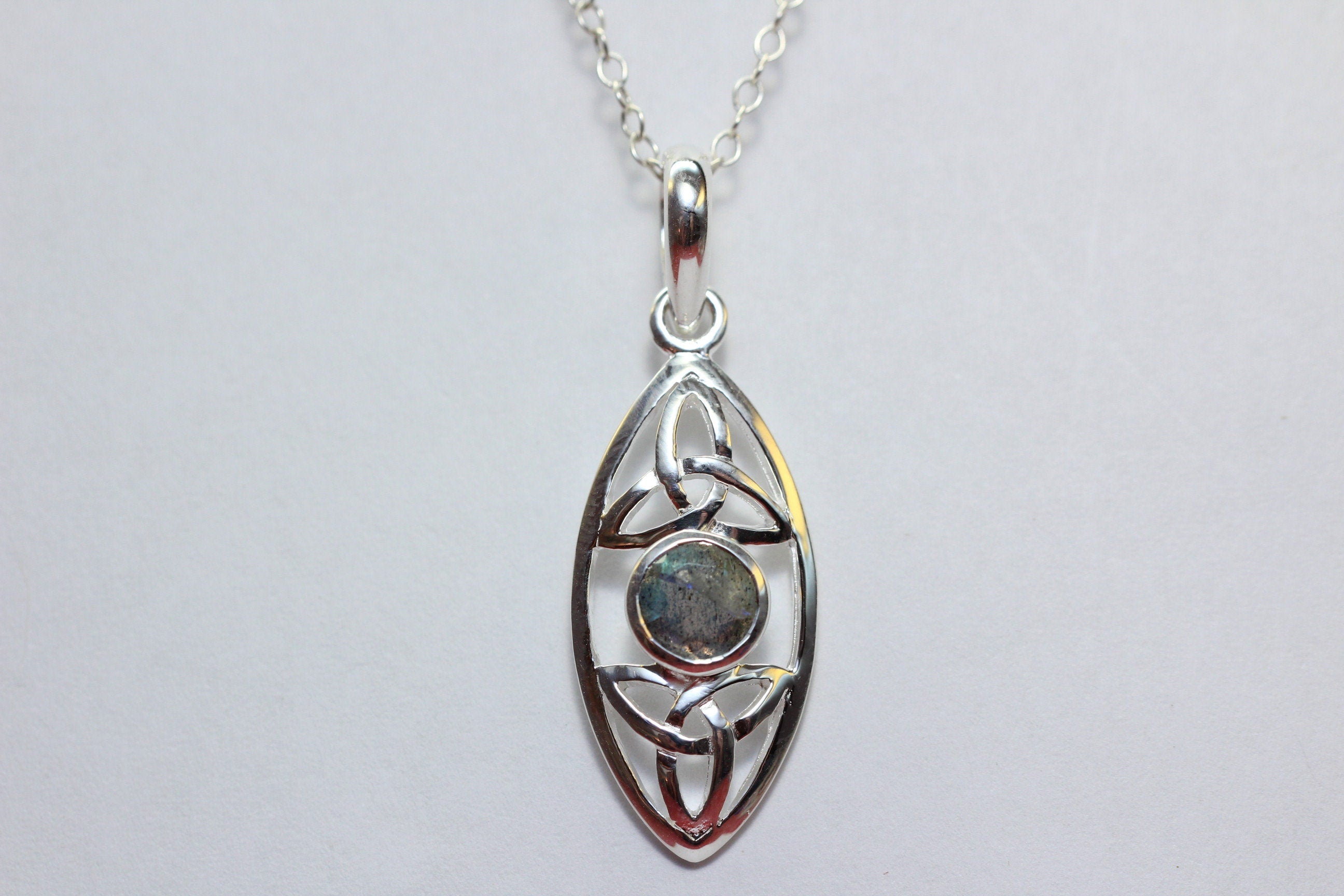 Echter Labradorit Anhänger Silber 925, Schimmernder Edelstein, Designer Kettenanhänger, Boho Schmuck 0,8 ct Naturstein Modernes Silberdesign