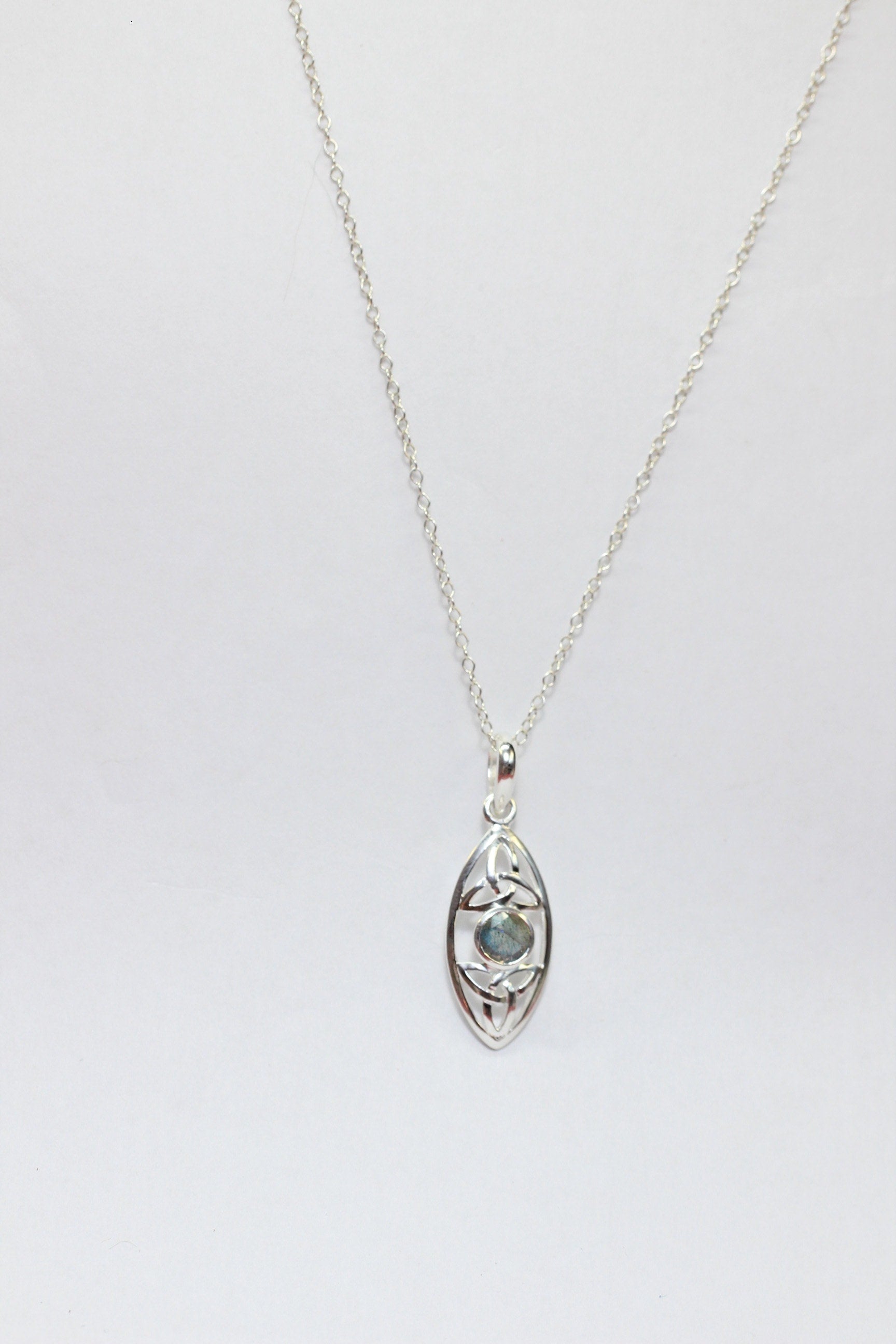 Echter Labradorit Anhänger Silber 925, Schimmernder Edelstein, Designer Kettenanhänger, Boho Schmuck 0,8 ct Naturstein Modernes Silberdesign