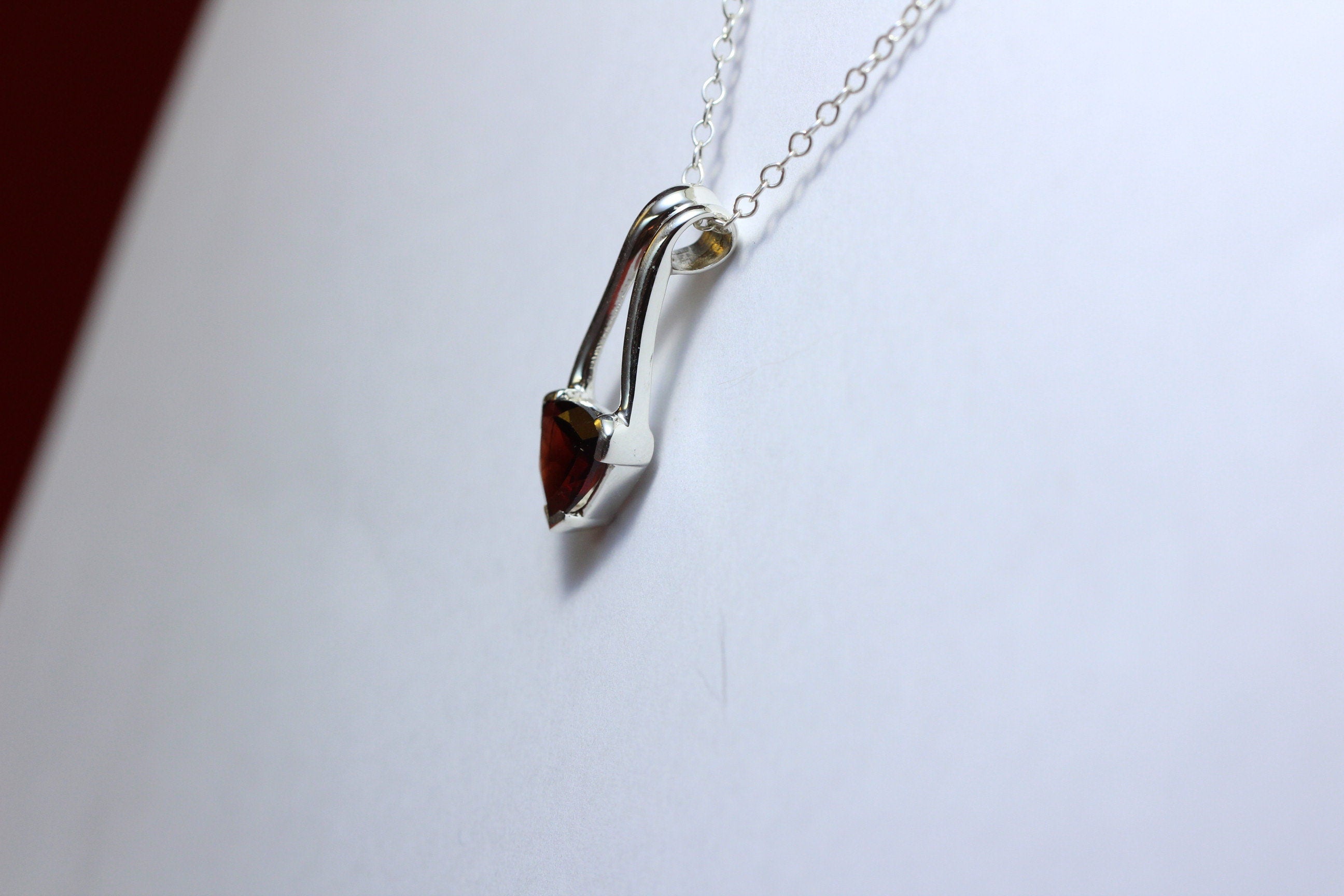Edler 2,0 Carat Granat Anhanger 925 Silber Collier Kette blutroter Edelstein