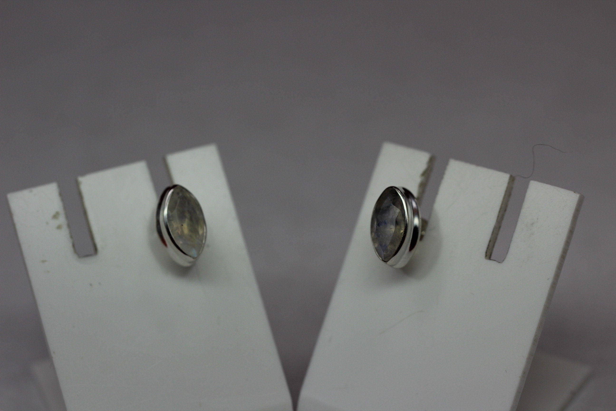 Edler 1,1 Carat Mondlichttopas Ohrstecker 925 Silber farbiger Edelstein Marquise