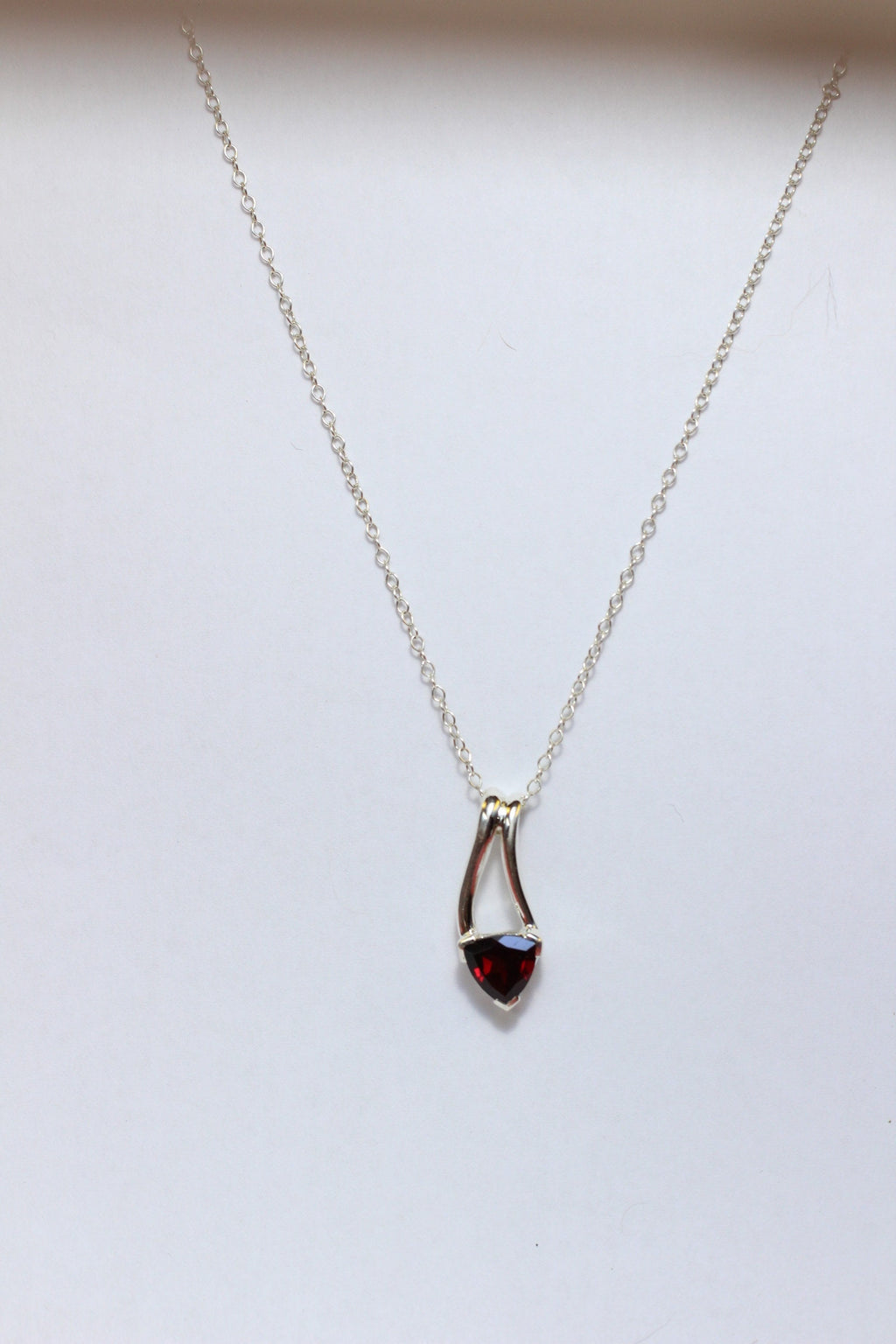 Edler 2,0 Carat Granat Anhanger 925 Silber Collier Kette blutroter Edelstein