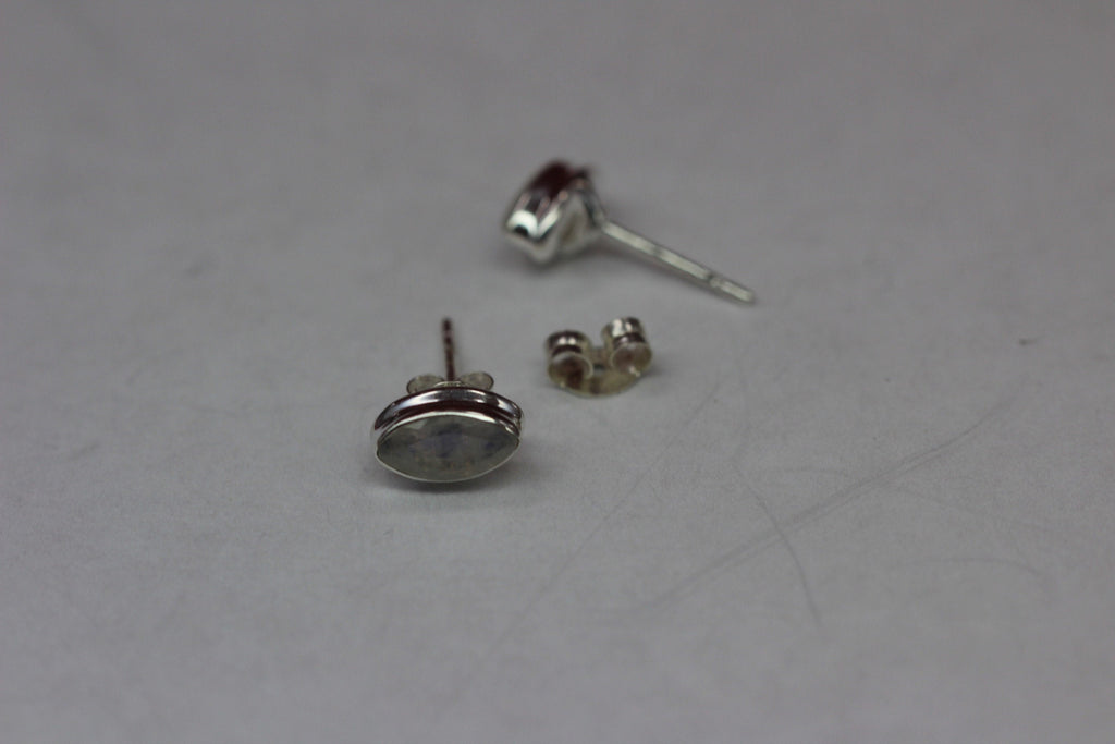 Edler 1,1 Carat Mondlichttopas Ohrstecker 925 Silber farbiger Edelstein Marquise