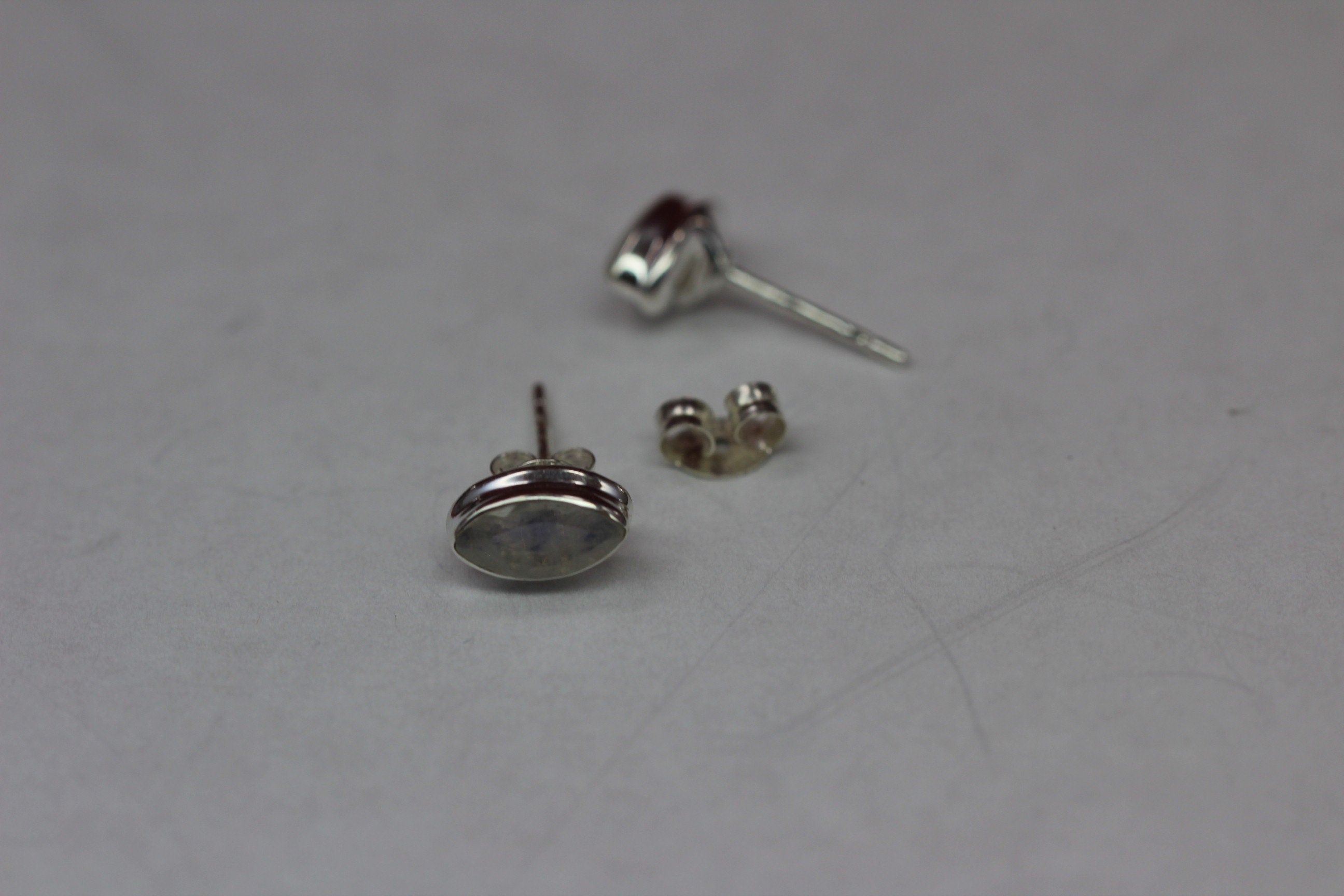 Edler 1,1 Carat Mondlichttopas Ohrstecker 925 Silber farbiger Edelstein Marquise