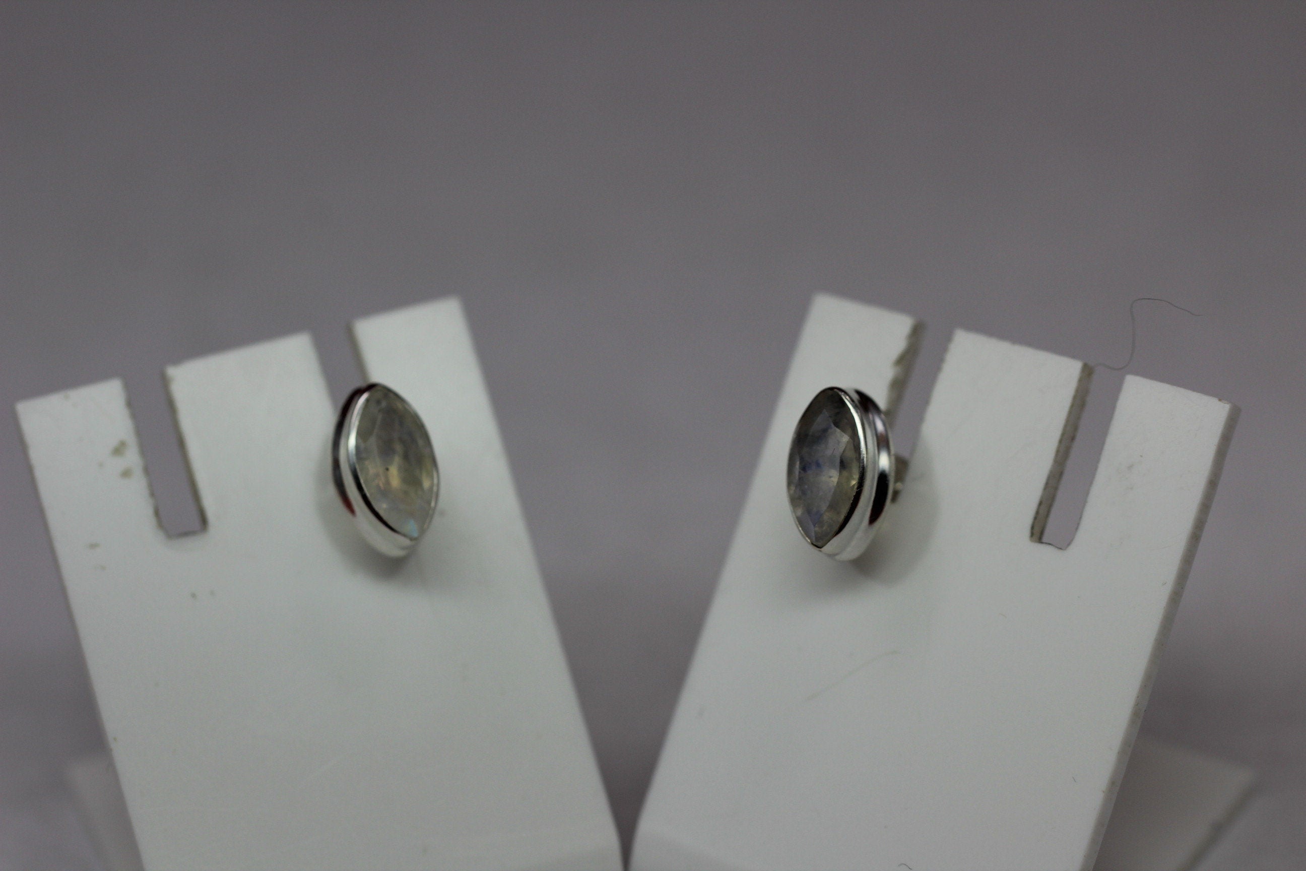 Edler 1,1 Carat Mondlichttopas Ohrstecker 925 Silber farbiger Edelstein Marquise