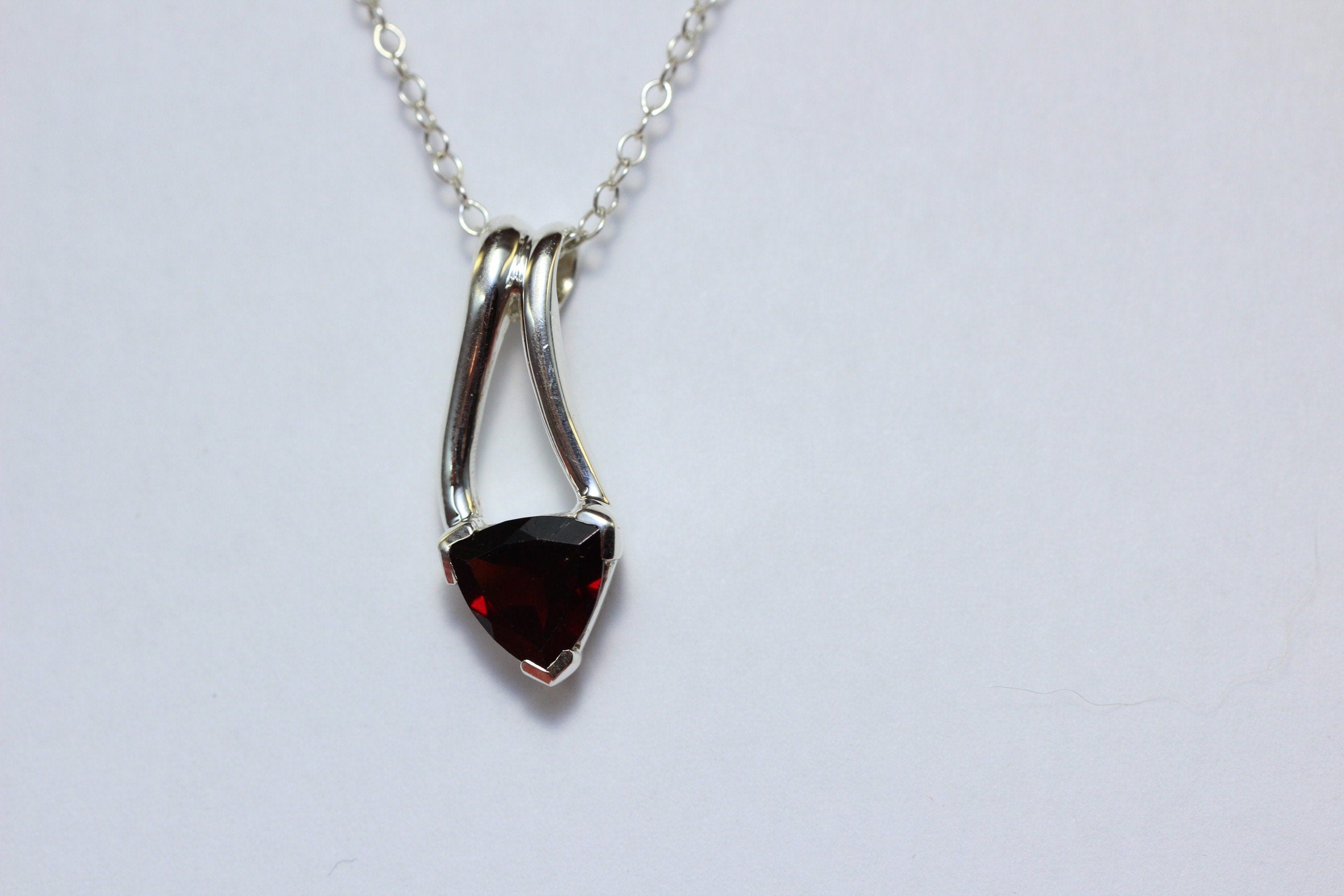 Edler 2,0 Carat Granat Anhanger 925 Silber Collier Kette blutroter Edelstein