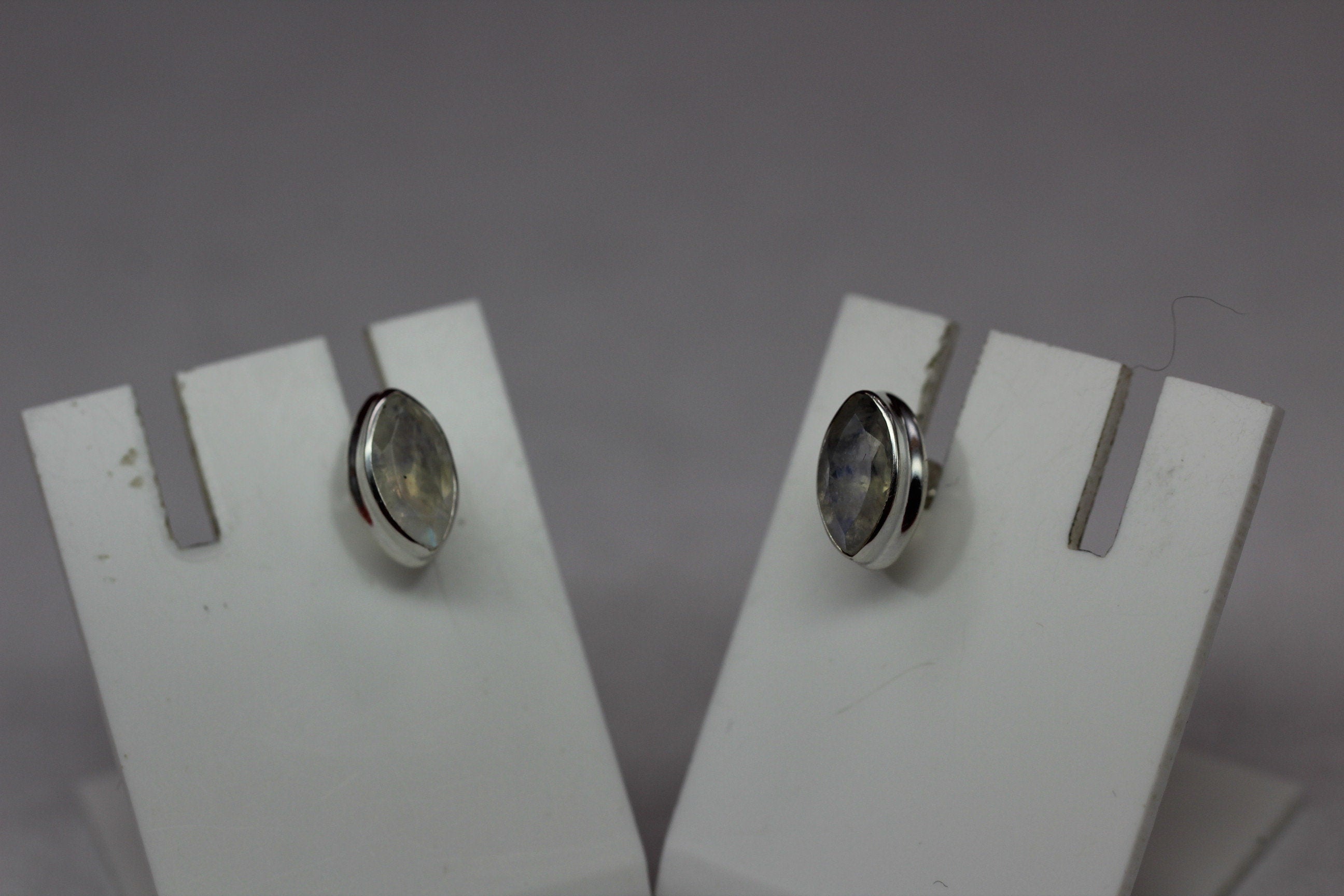 Edler 1,1 Carat Mondlichttopas Ohrstecker 925 Silber farbiger Edelstein Marquise