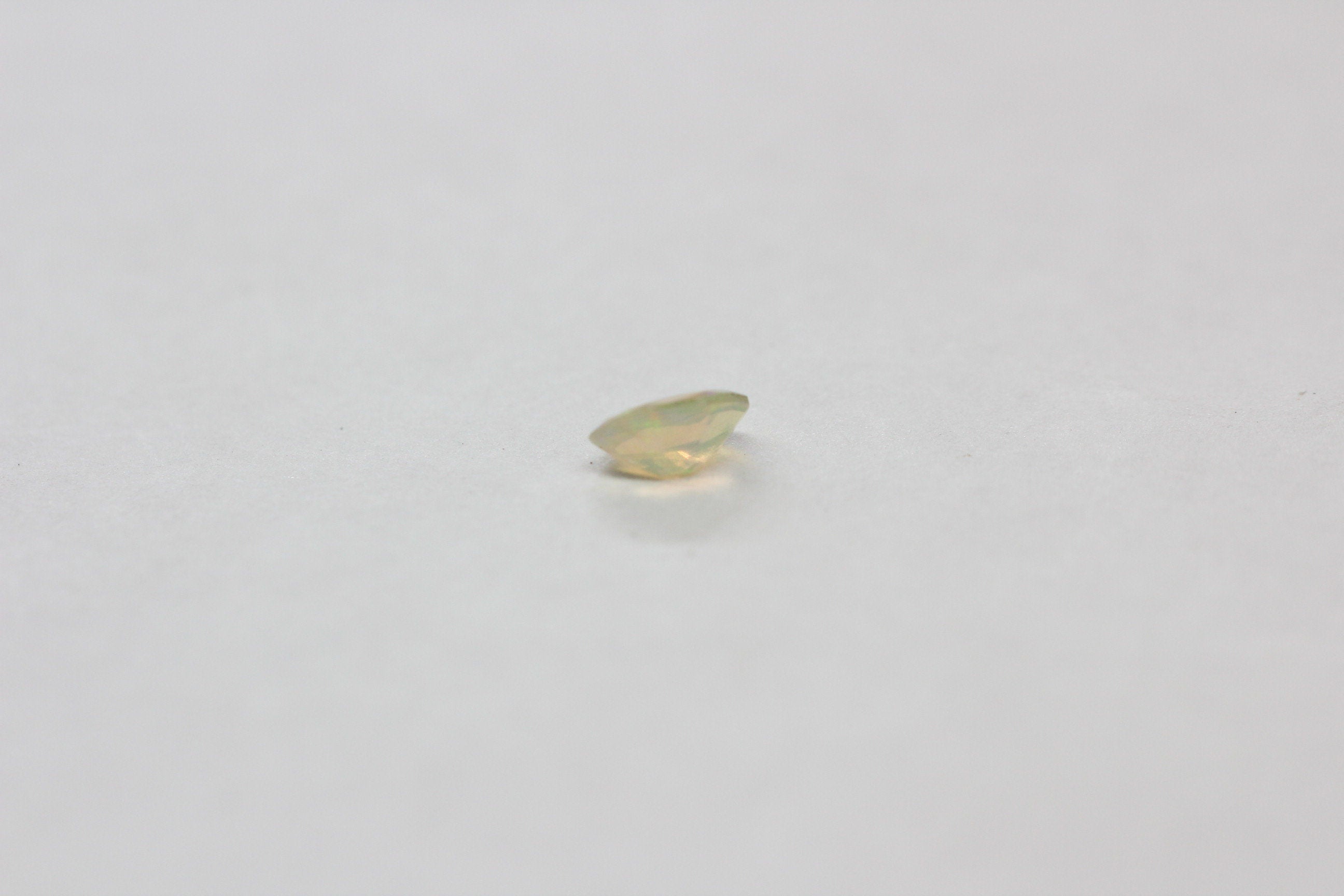 0,25 Carat athiopischer Opal Edelstein Ovalschliff Welo Opal aus Afrika