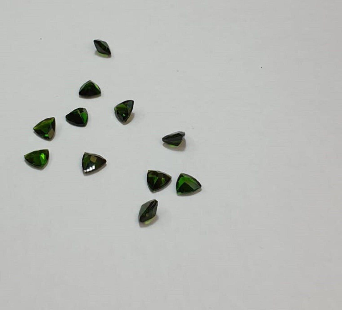 0,72  Carat Chromdiopsid aus Russland AAA Qualitat moosgraner Edelstein Diopsid