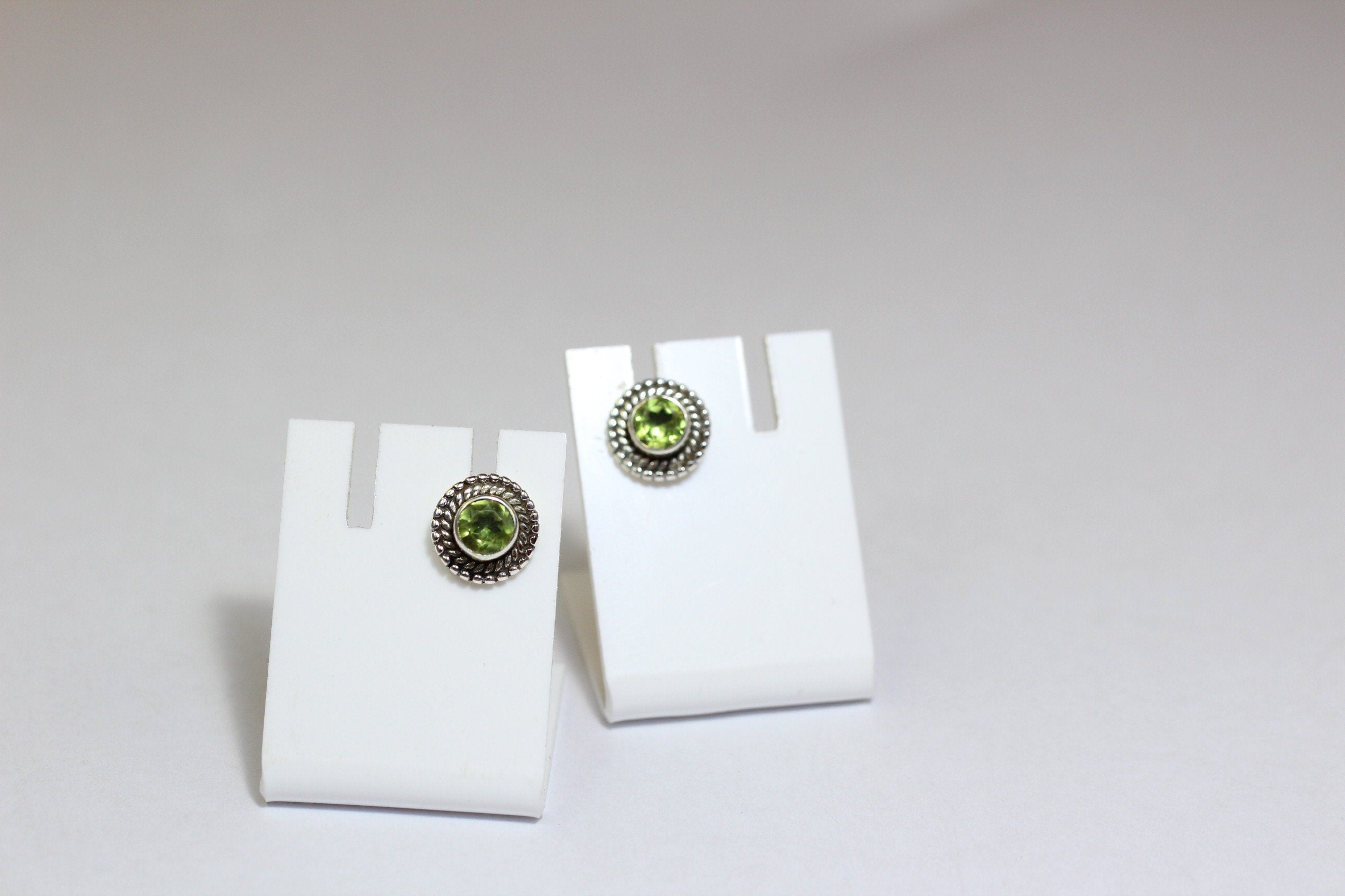Edler 1,54  Carat Peridot Ohrstecker 925 Silber Olivin Ohrschmuck Edelstein